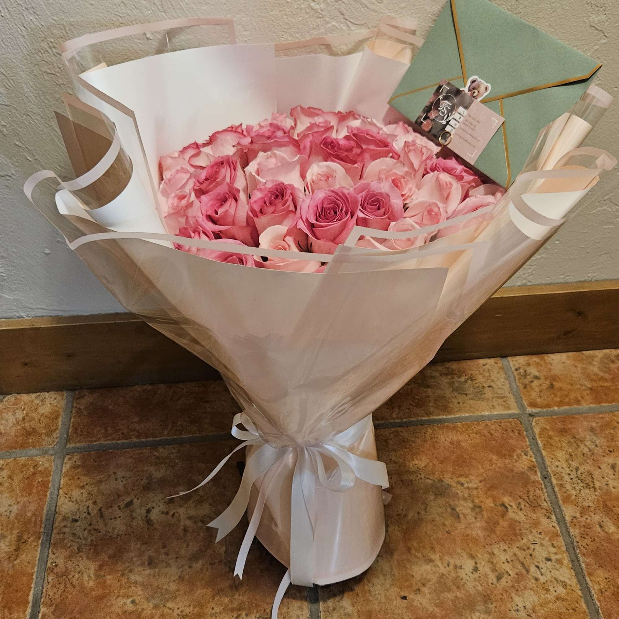 Un ramo cl&aacute;sico y elegante que combina rosas rosadas, creando un arreglo