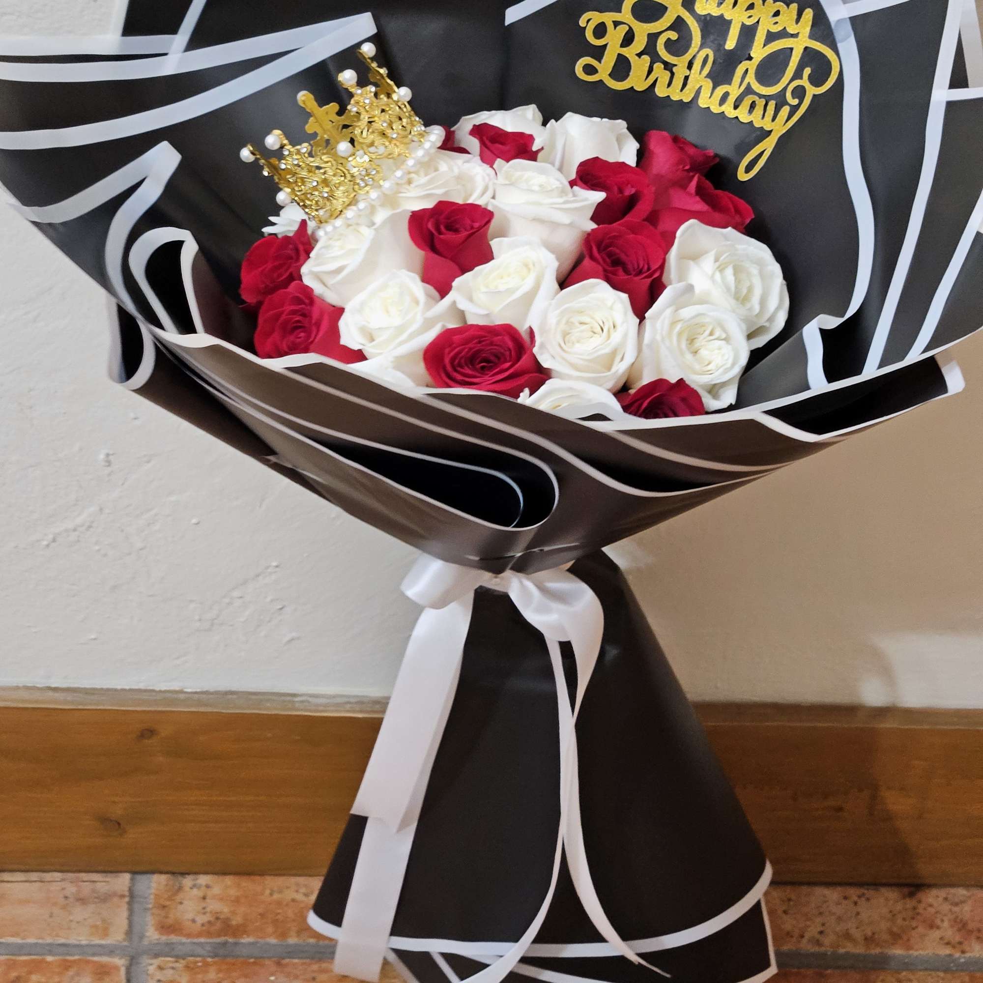 Descubre la elegancia y el impacto de nuestro ramo buch&oacute;n de rosas