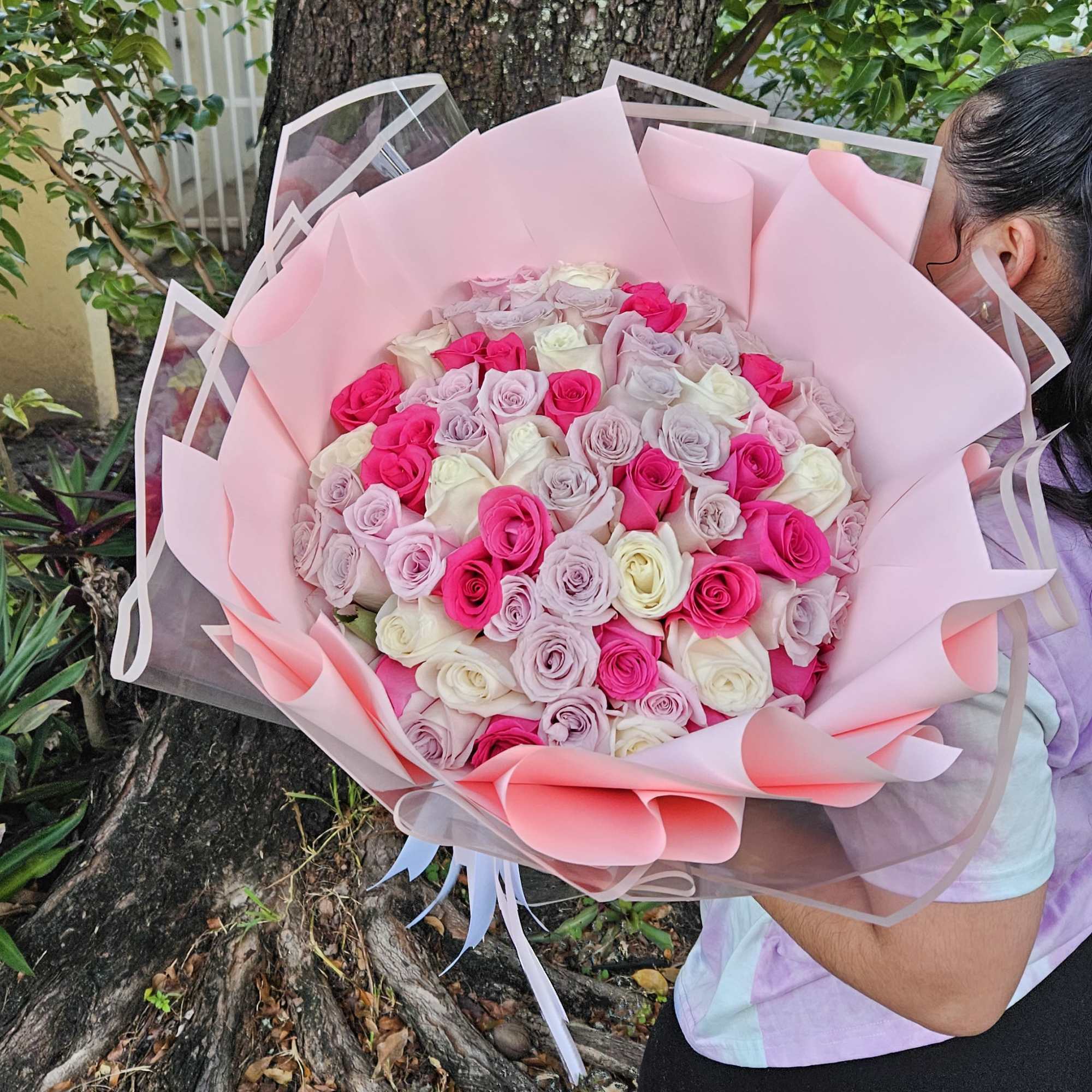   Este hermoso ramo de rosas variadas es una celebraci&oacute;n de