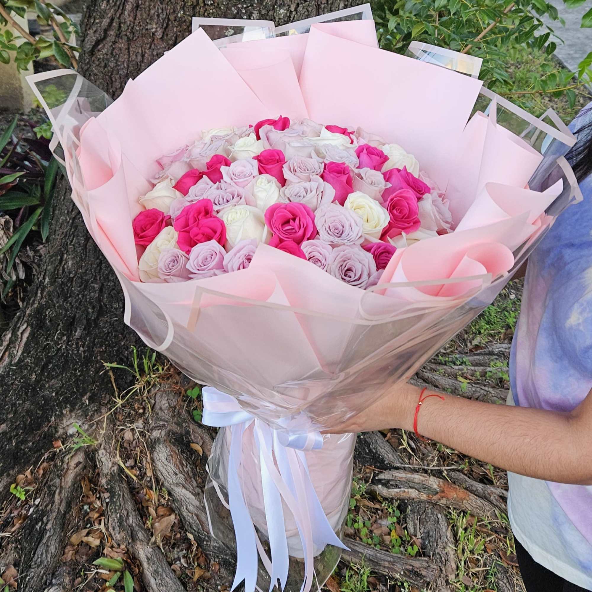   Este hermoso ramo de rosas variadas es una celebraci&oacute;n de