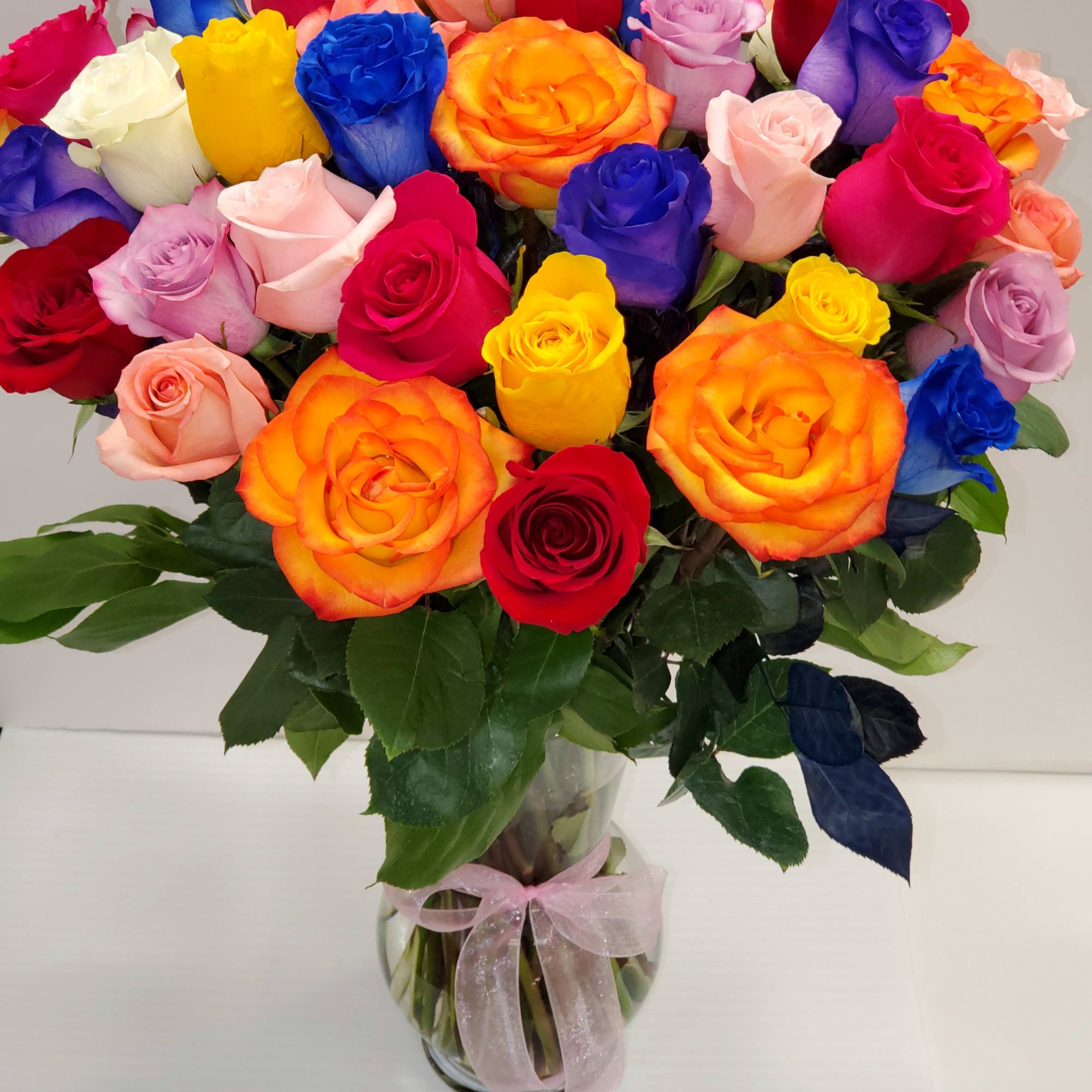 Roses may change depending season.
Standard has 50 mix roses, Deluxe 75 mix Roses may change depending season.
Standard has 50 mix roses, Deluxe 75 mix