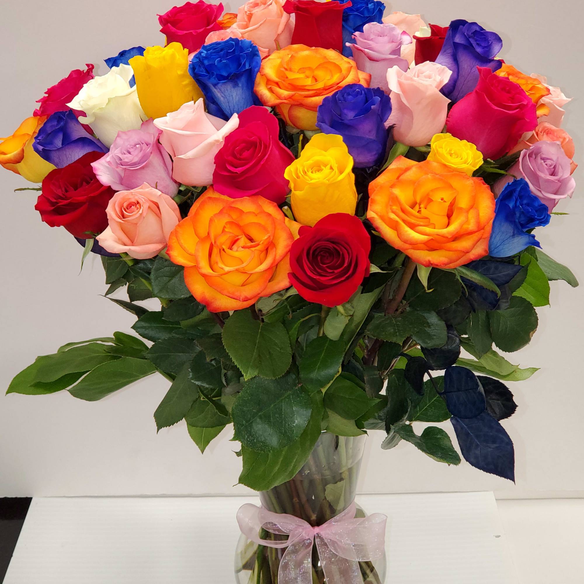 Roses may change depending season.
Standard has 50 mix roses, Deluxe 75 mix Roses may change depending season.
Standard has 50 mix roses, Deluxe 75 mix