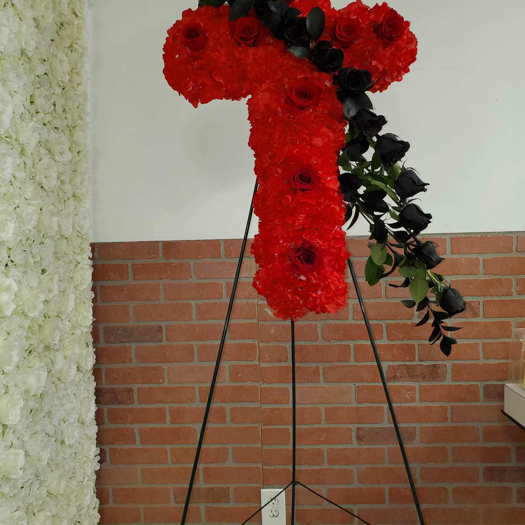 All red cross with black roses. Bandera is opcional and there would All red cross with black roses. Bandera is opcional and there would