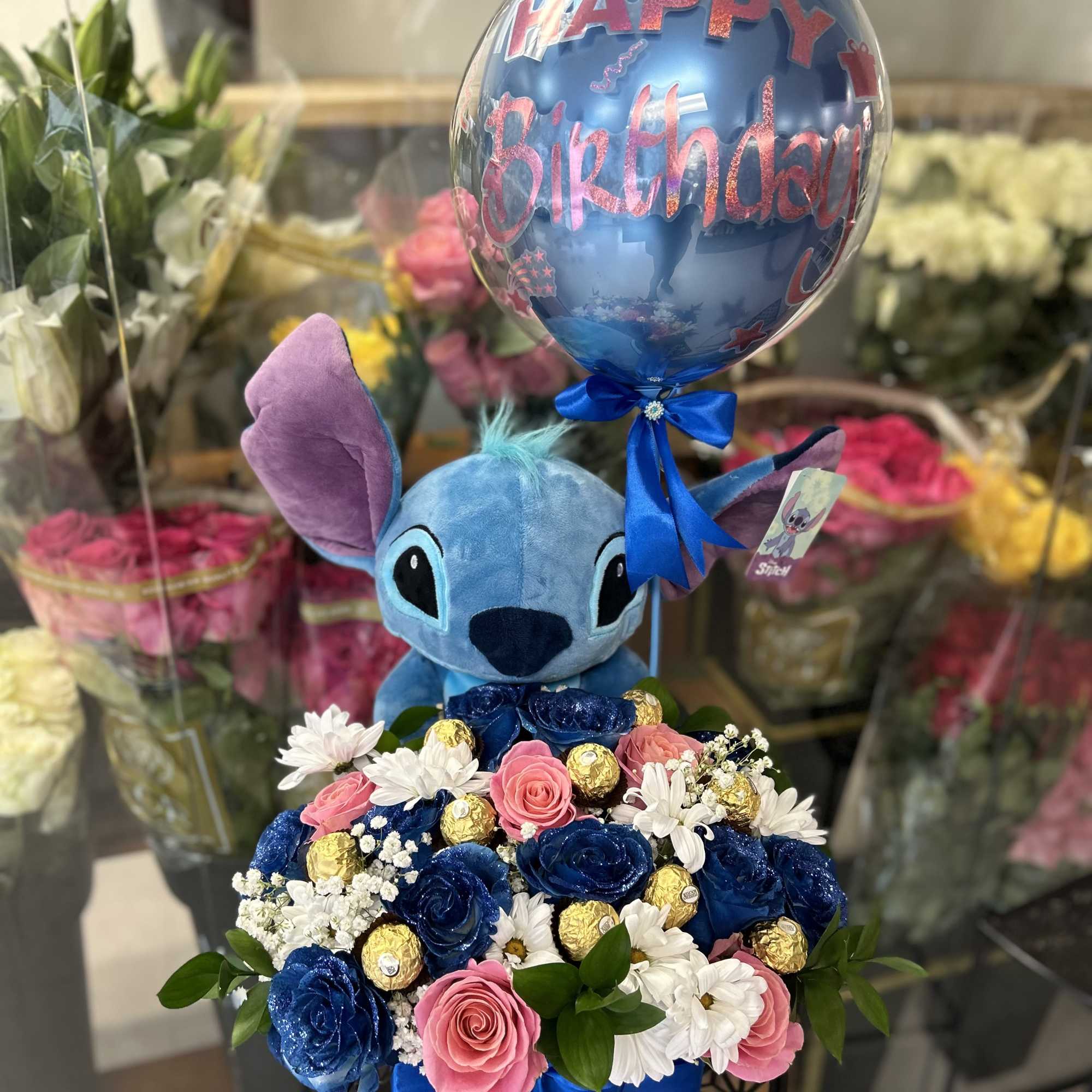 Beautiful arrangement with seasonal flowers, with stitch plush, balloon and chocolates!.
Hermoso arreglo
