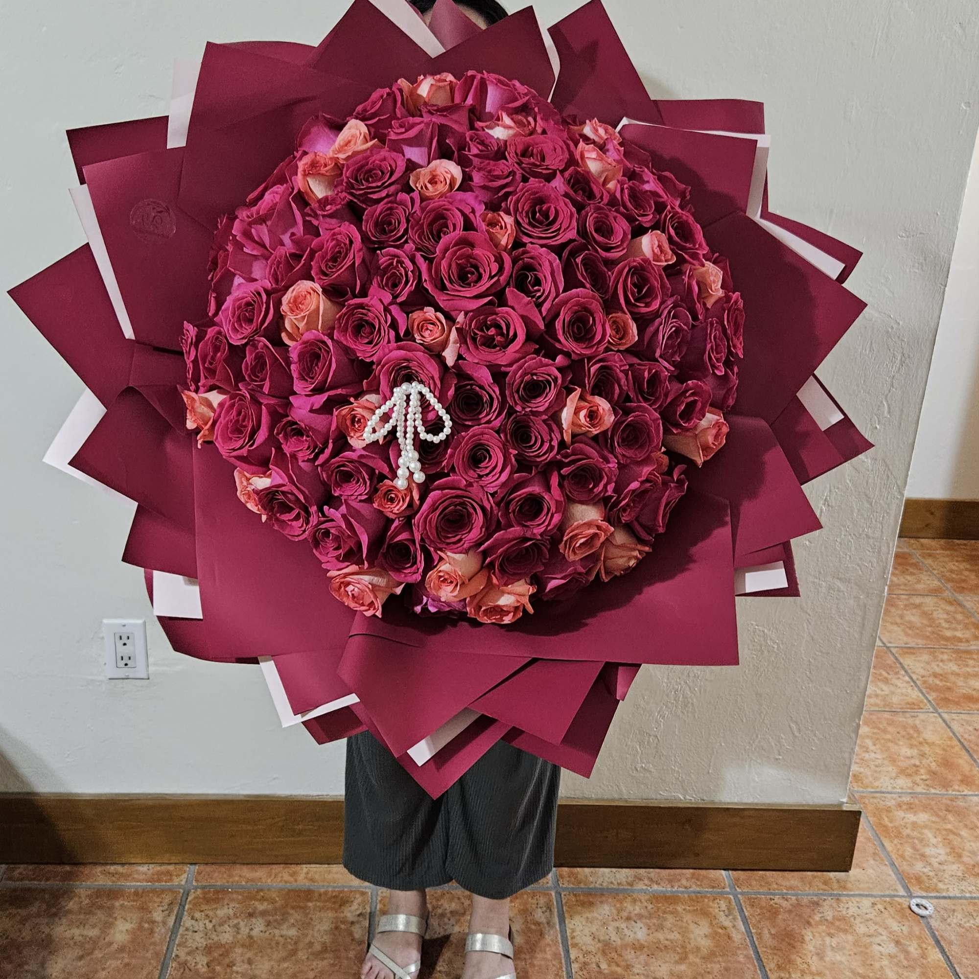 Este imponente ramo de 100 rosas es la expresi&oacute;n m&aacute;xima de amor