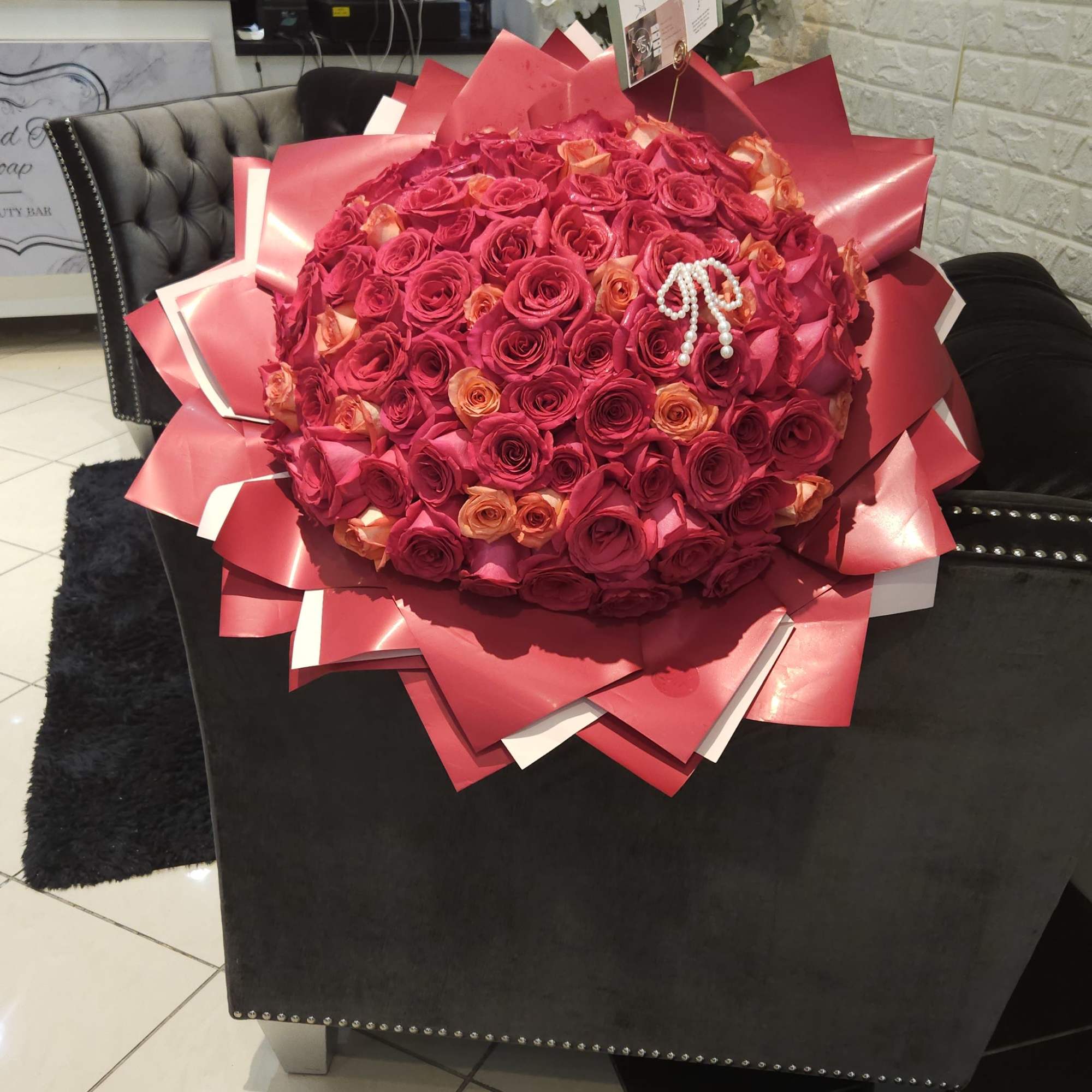 Este imponente ramo de 100 rosas es la expresi&oacute;n m&aacute;xima de amor