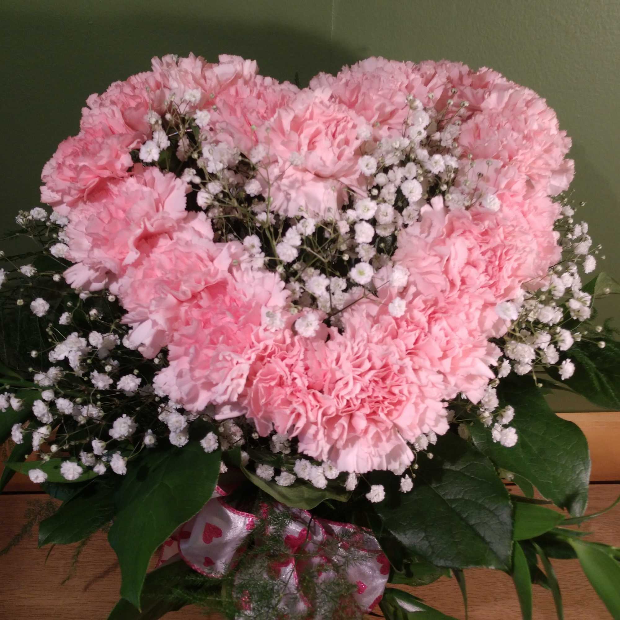 Carnations arranged a heart shape design in a color coordinating vase.
Comes in Carnations arranged a heart shape design in a color coordinating vase.
Comes in