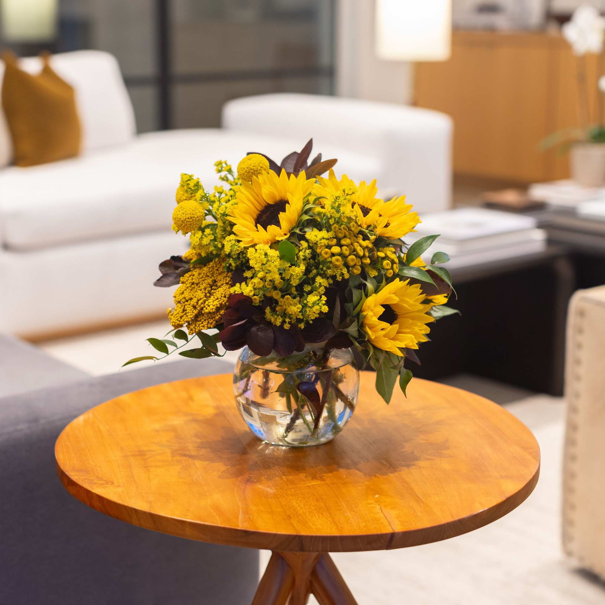A fresh floral arrangement with season tones and blooms. The perfect centerpiece