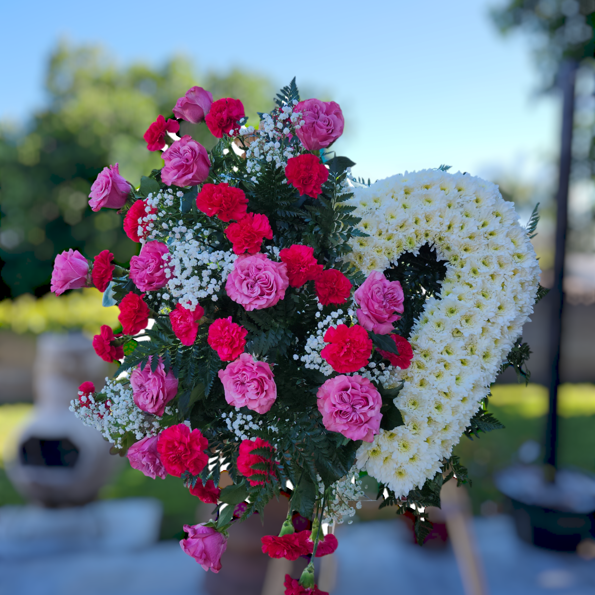 Heart with bouquet. 2 color choices of main flower on bouquet. Heart