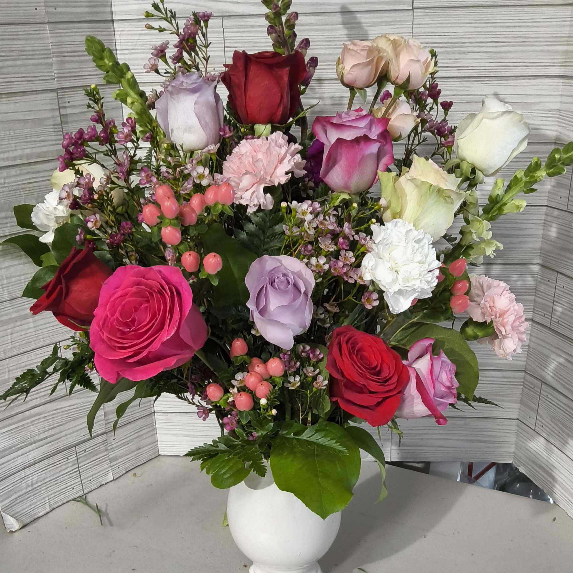 One sided,  Mix flowers of different Valentine colors of pinks, purple