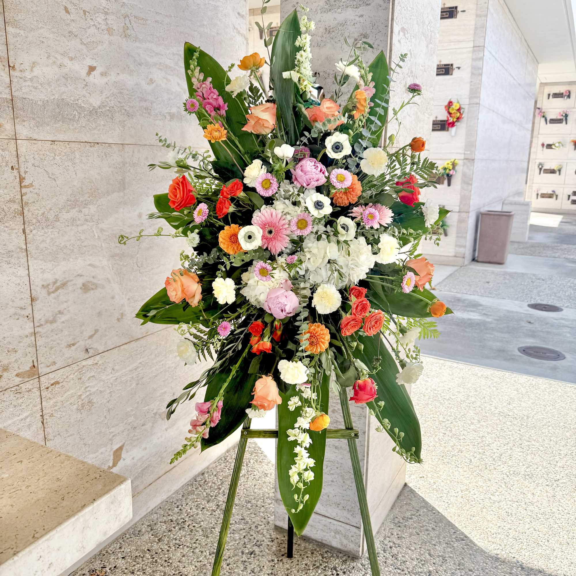 Elegant springy standing spray / comes on a stand