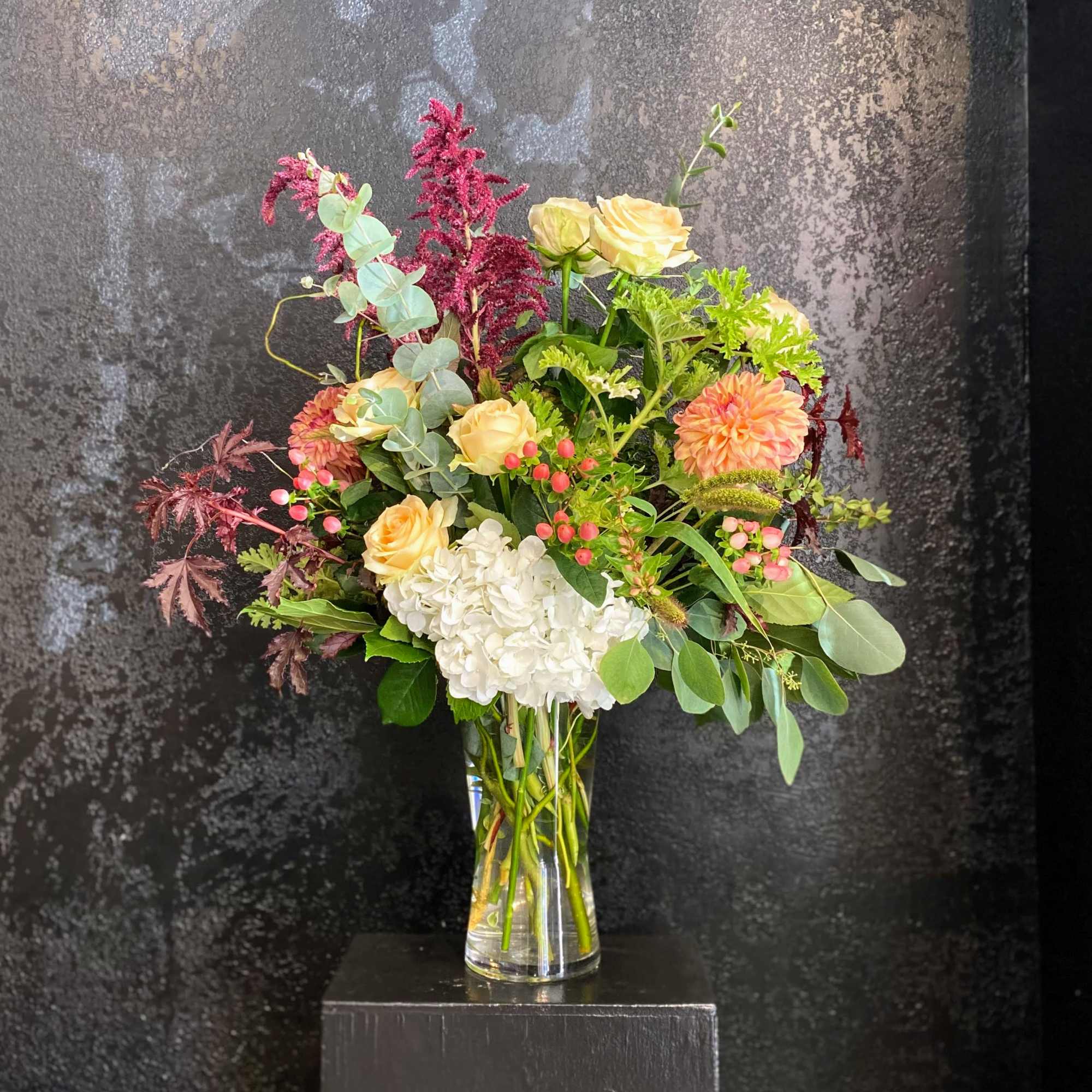 Soft golden and peach tones against contrasting darker materials celebrate the feeling Soft golden and peach tones against contrasting darker materials celebrate the feeling