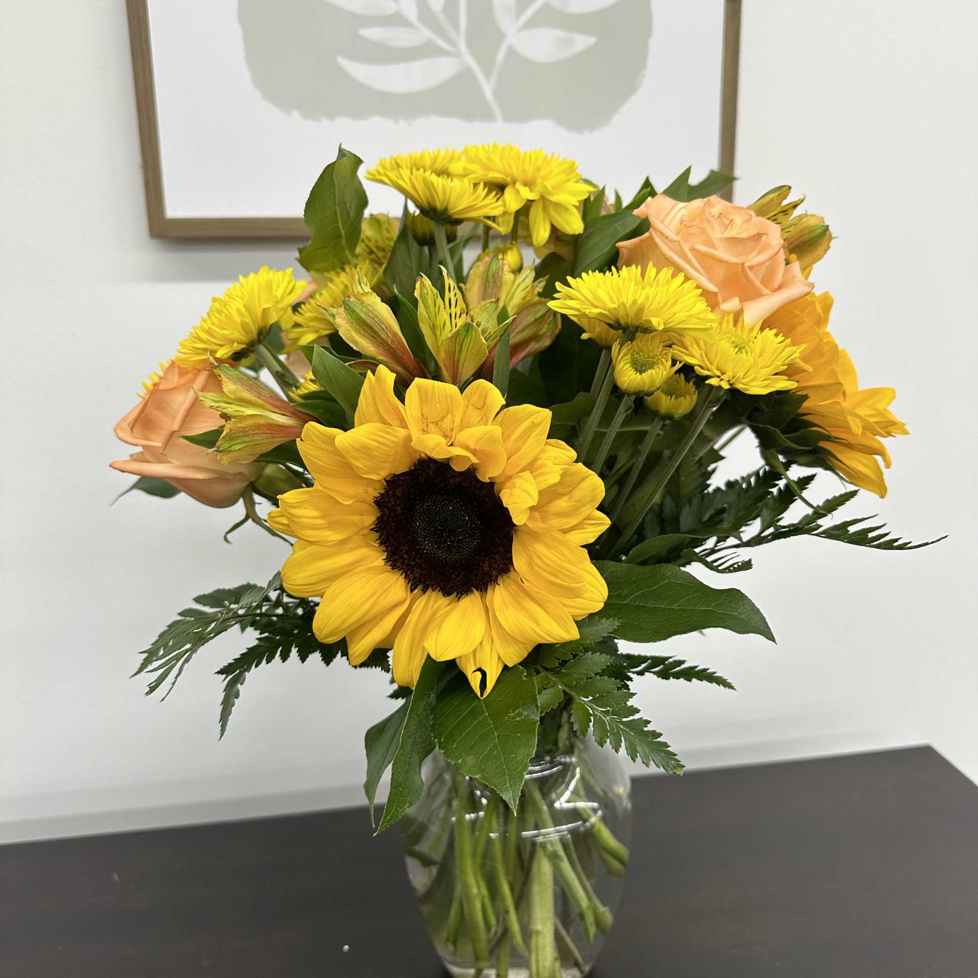  Simple but stunning bouquet for any occasions. An arrangement with Sunflowers
