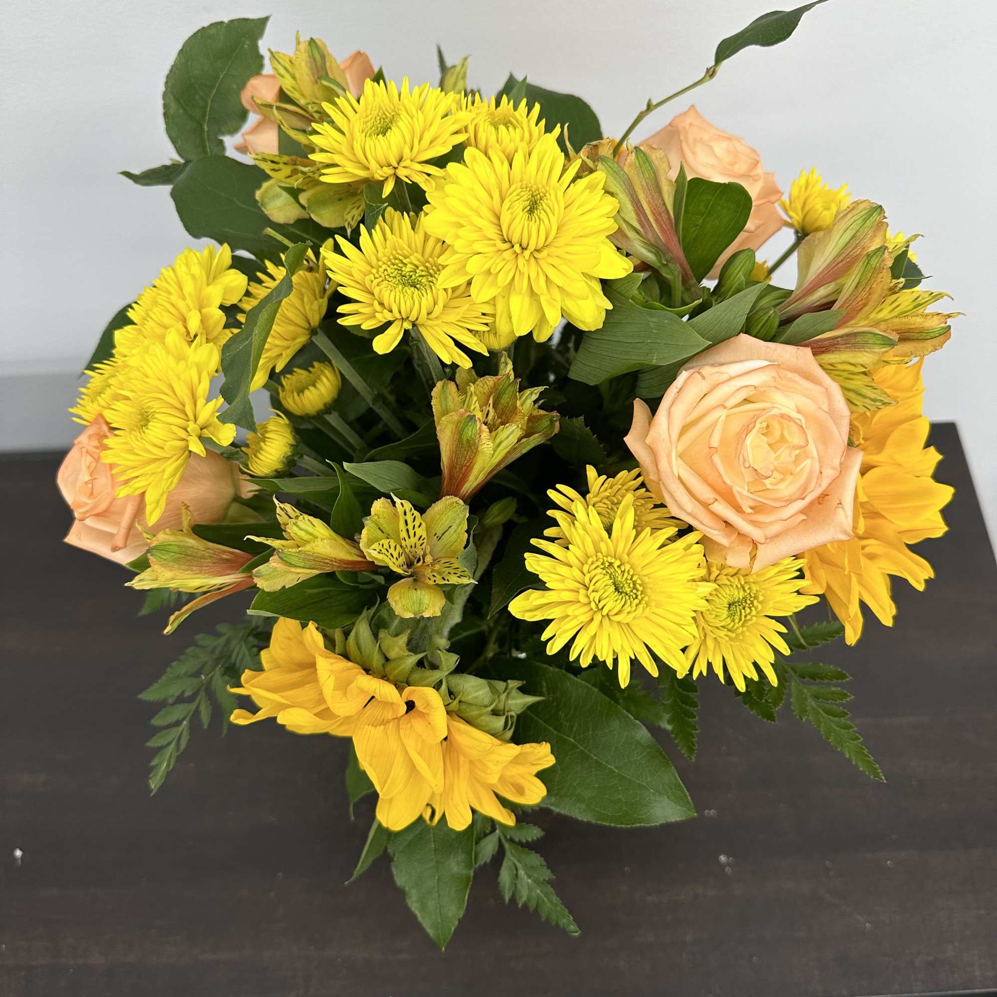  Simple but stunning bouquet for any occasions. An arrangement with Sunflowers