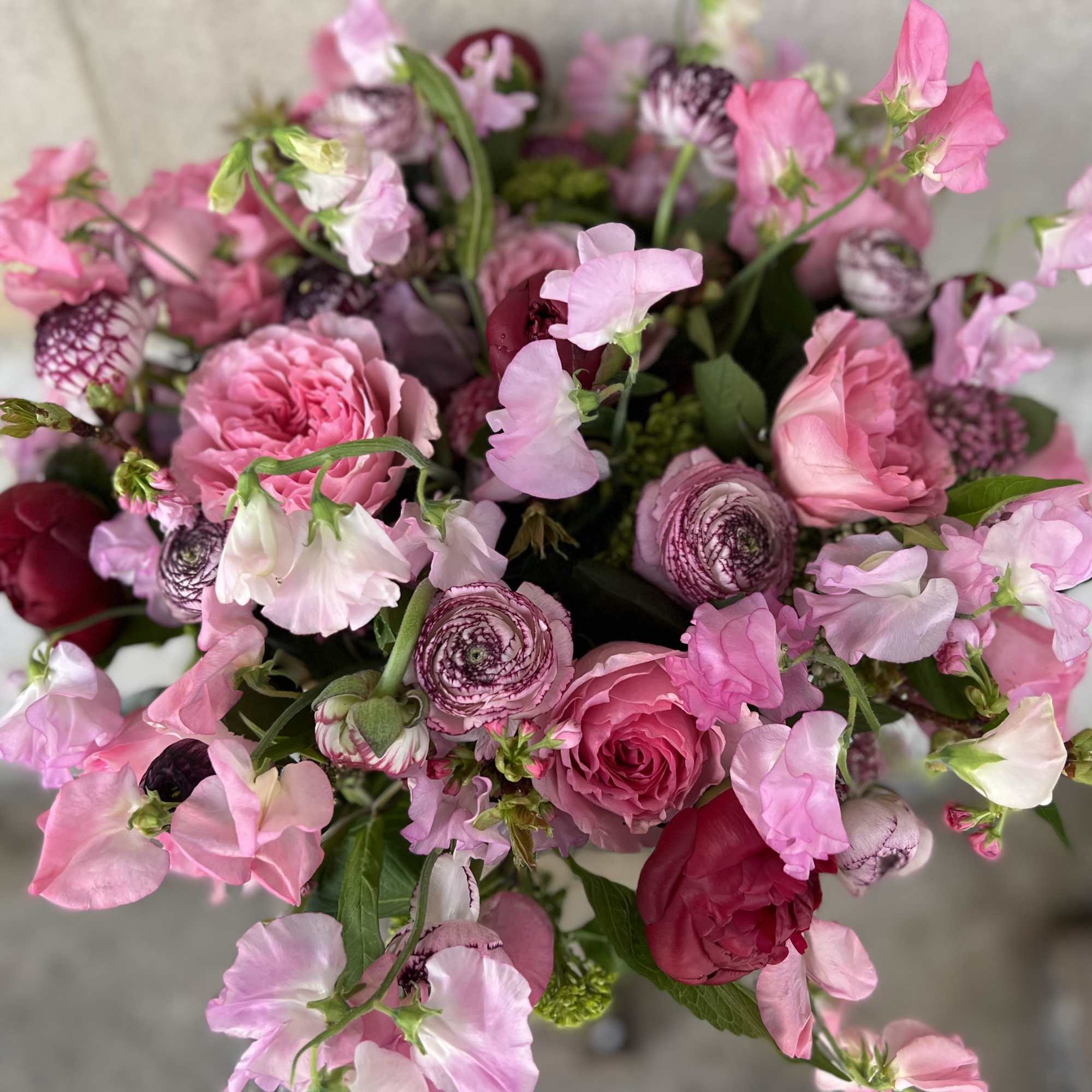 This elegant arrangement, complemented by swirling garden roses , soft and subtle This elegant arrangement, complemented by swirling garden roses , soft and subtle