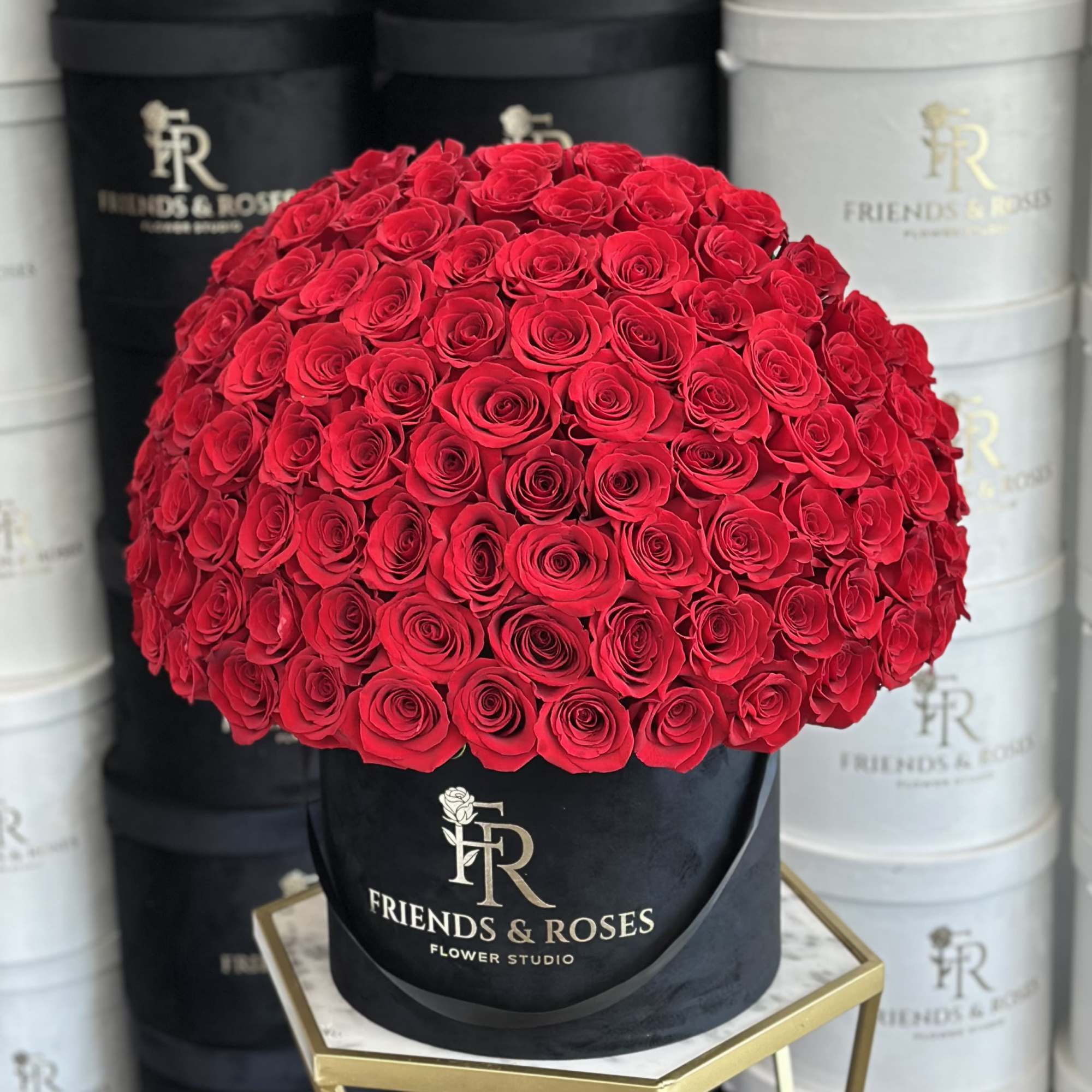 100 red roses in a black velvet box.
Standard:100 roses ( as pictured)
Deluxe: