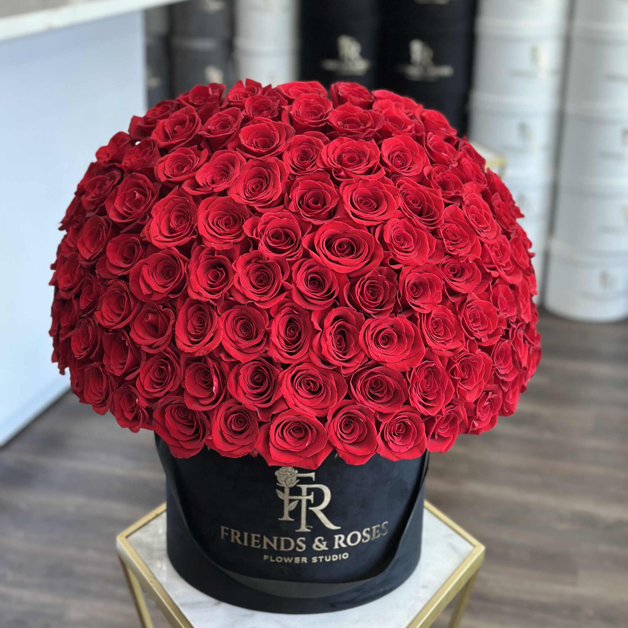 100 red roses in a black velvet box.
Standard:100 roses ( as pictured)
Deluxe: