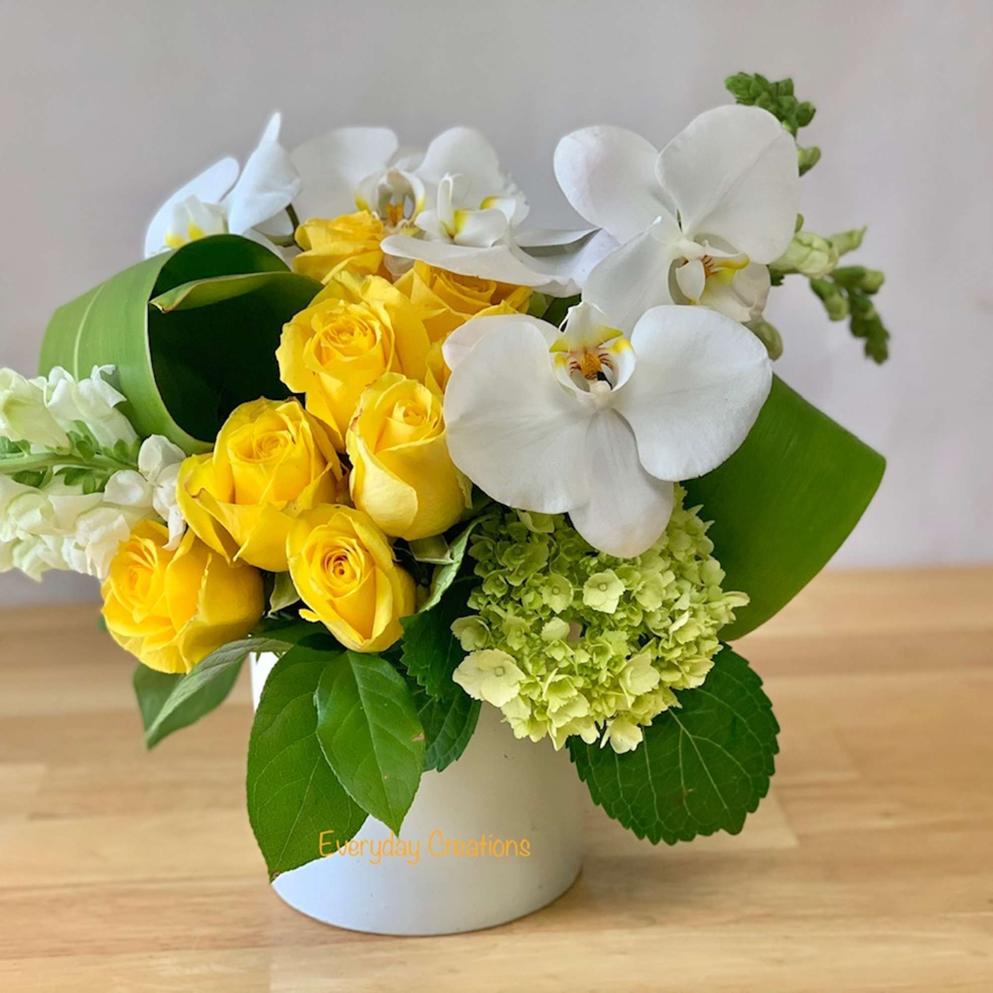 Modern Design Bouquet &ndash; Elegant Yellow and White Flower Arrangement in Ceramic
