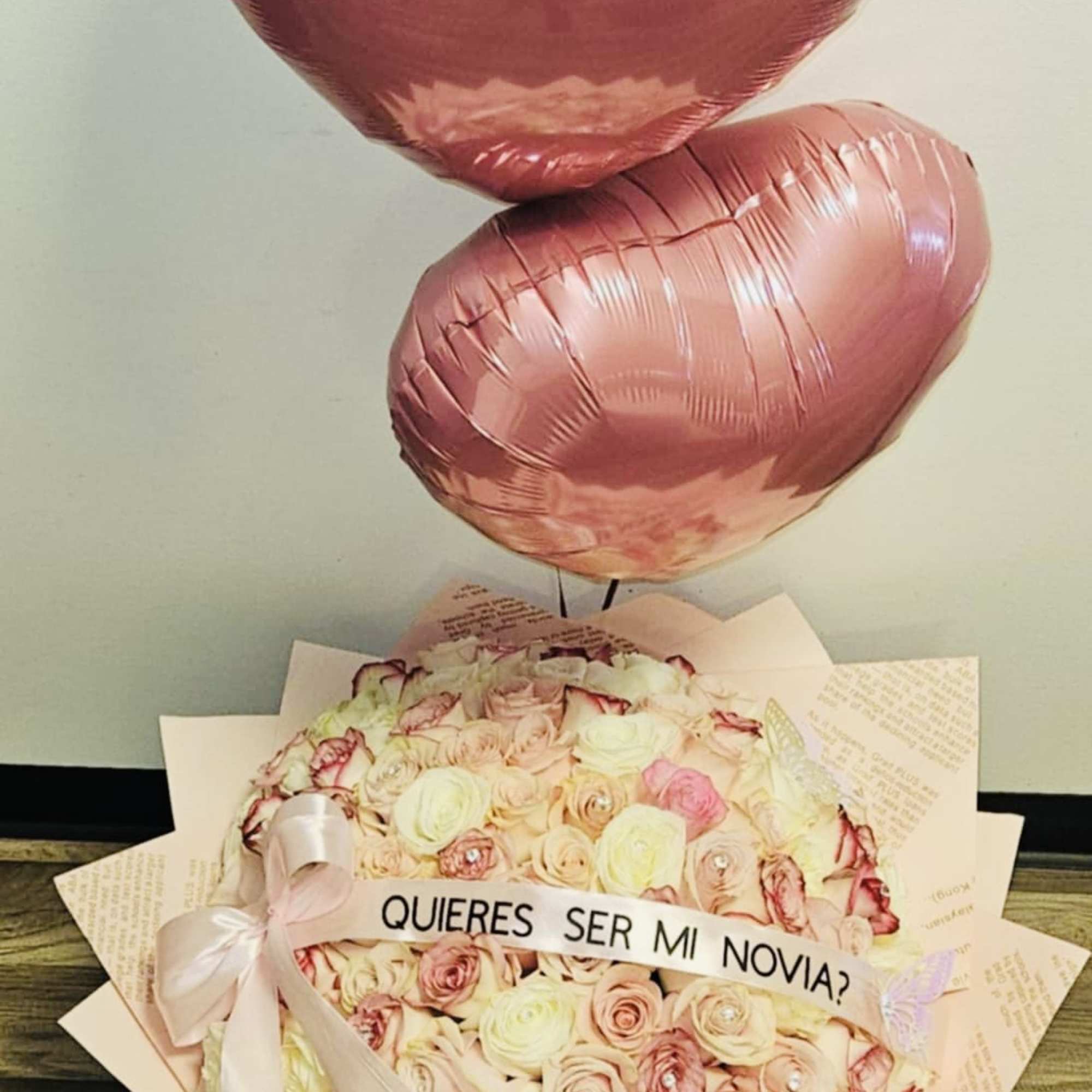 standard ramo buchon. with 50 roses, personalized ribbon, diamonds card message.