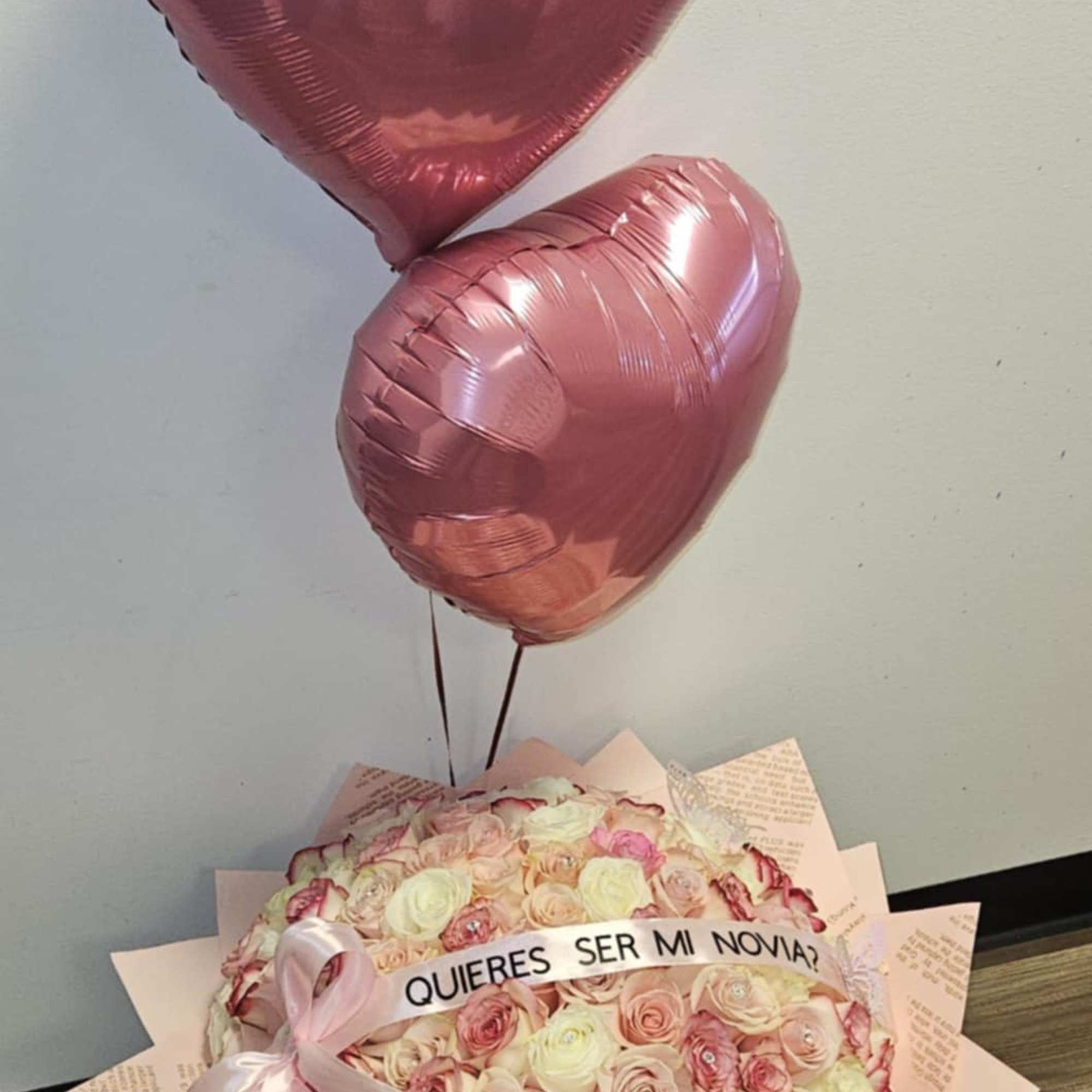 standard ramo buchon. with 50 roses, personalized ribbon, diamonds card message.