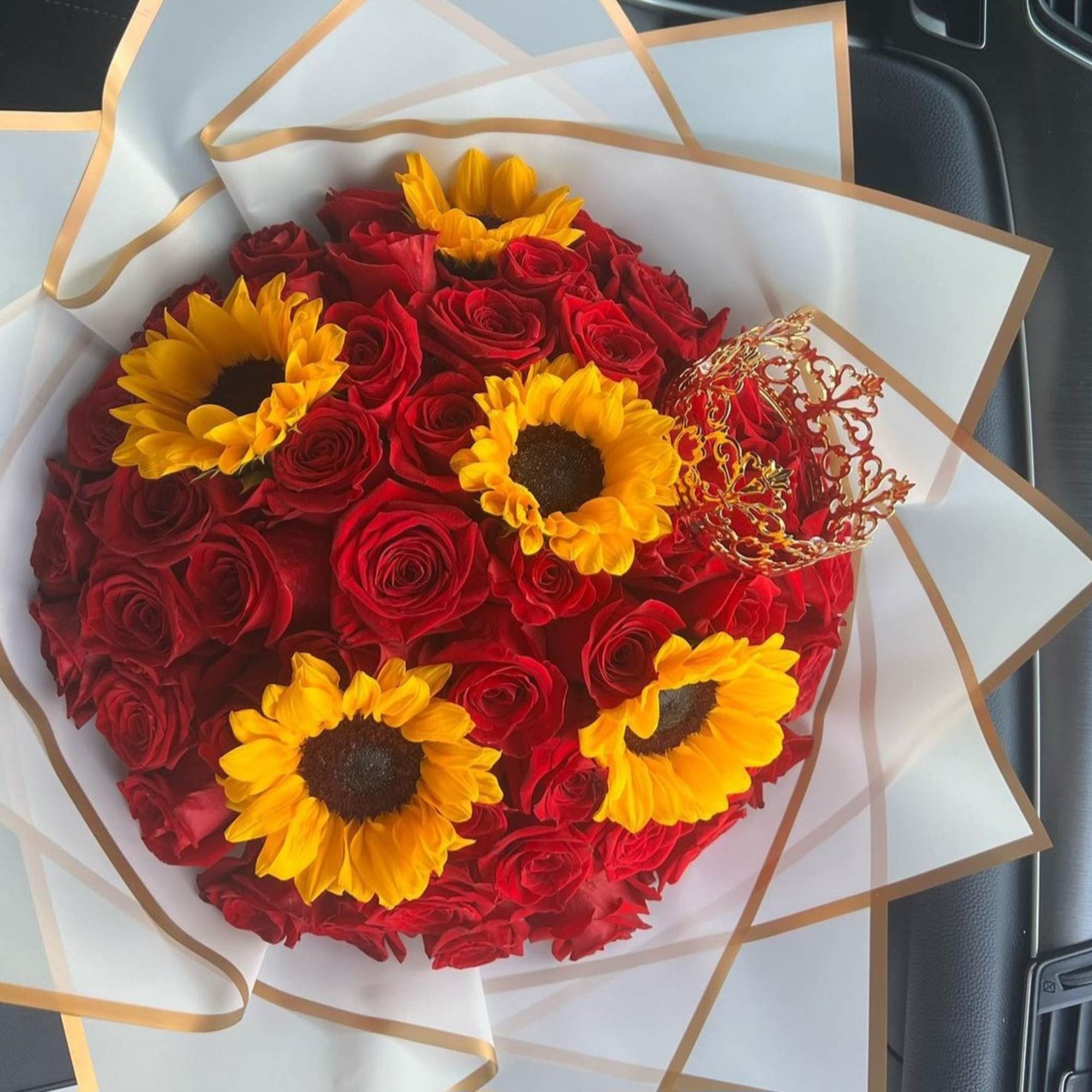 Nuestro ramo presenta una armoniosa mezcla de rosas y girasoles, cuidadosamente seleccionados