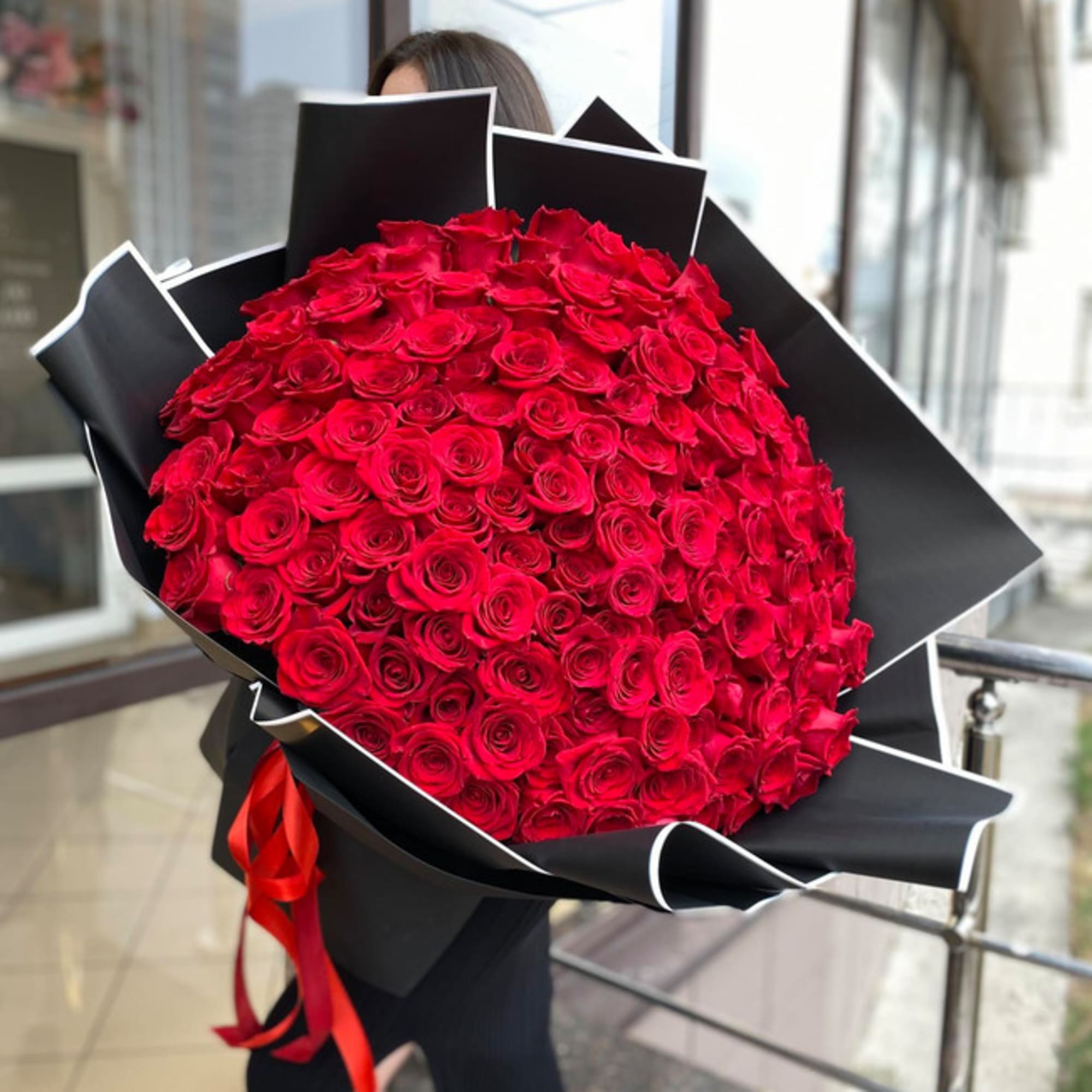 Ramo de Rosas Rojas: Pasi&oacute;n Envolvente
En el coraz&oacute;n de cada p&eacute;talo se