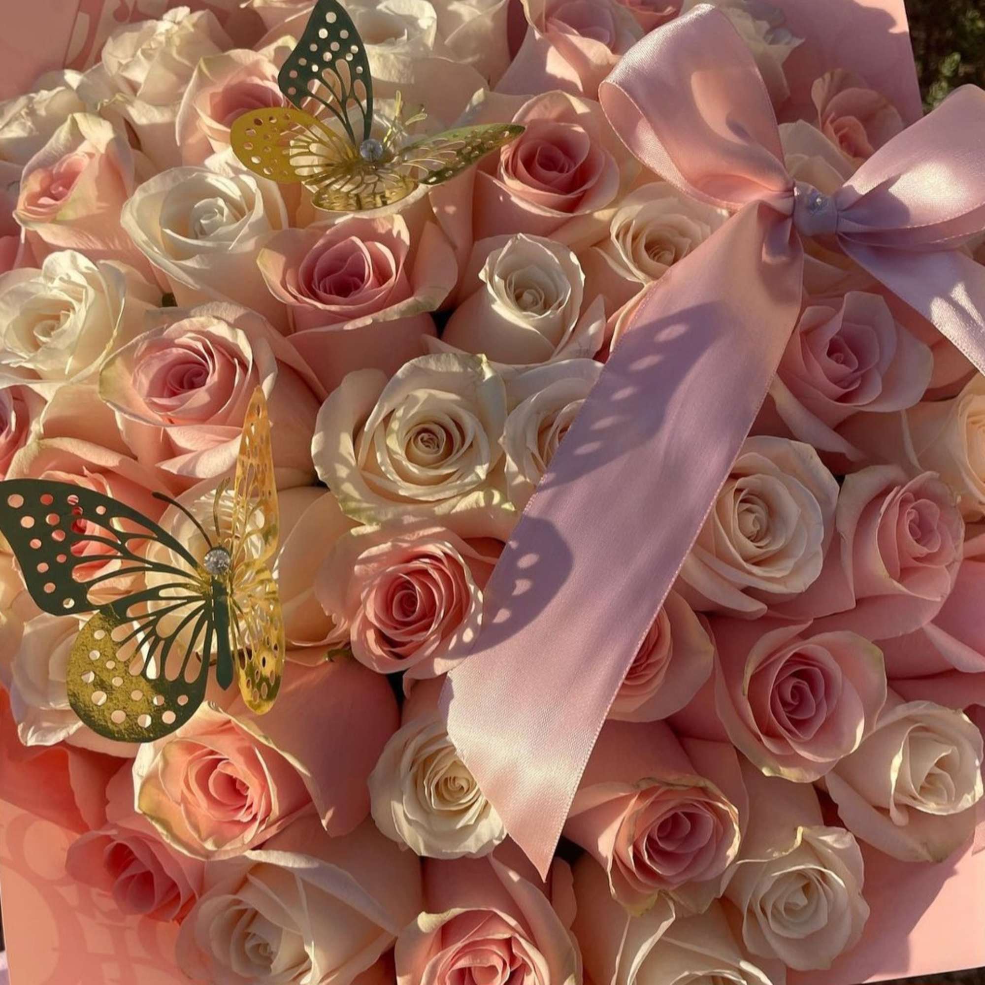 D&eacute;jese envolver por la magia de nuestro cautivador ramo de 50 rosas