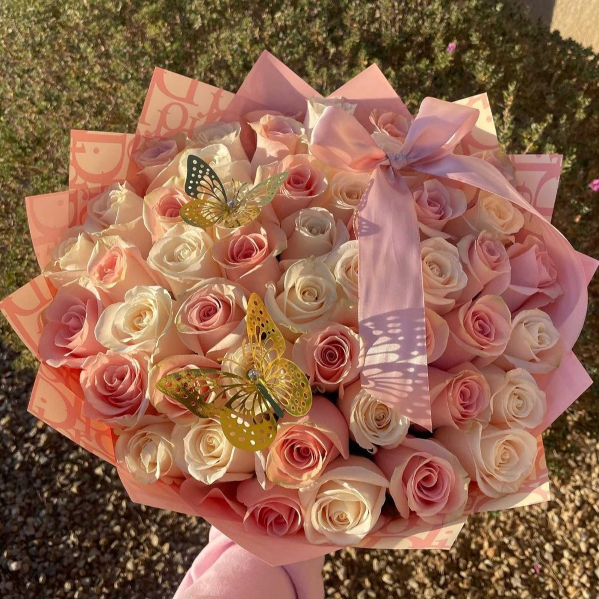 D&eacute;jese envolver por la magia de nuestro cautivador ramo de 50 rosas