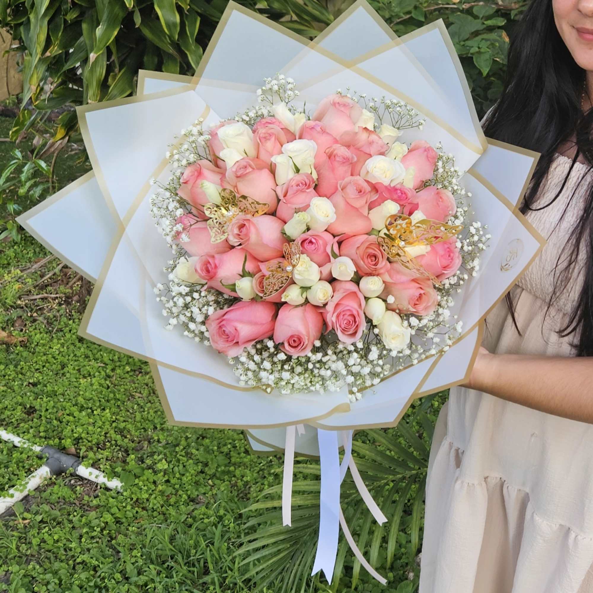 Ramo de rosas rosadas y blancas, dise&ntilde;ado meticulosamente para capturar la esencia