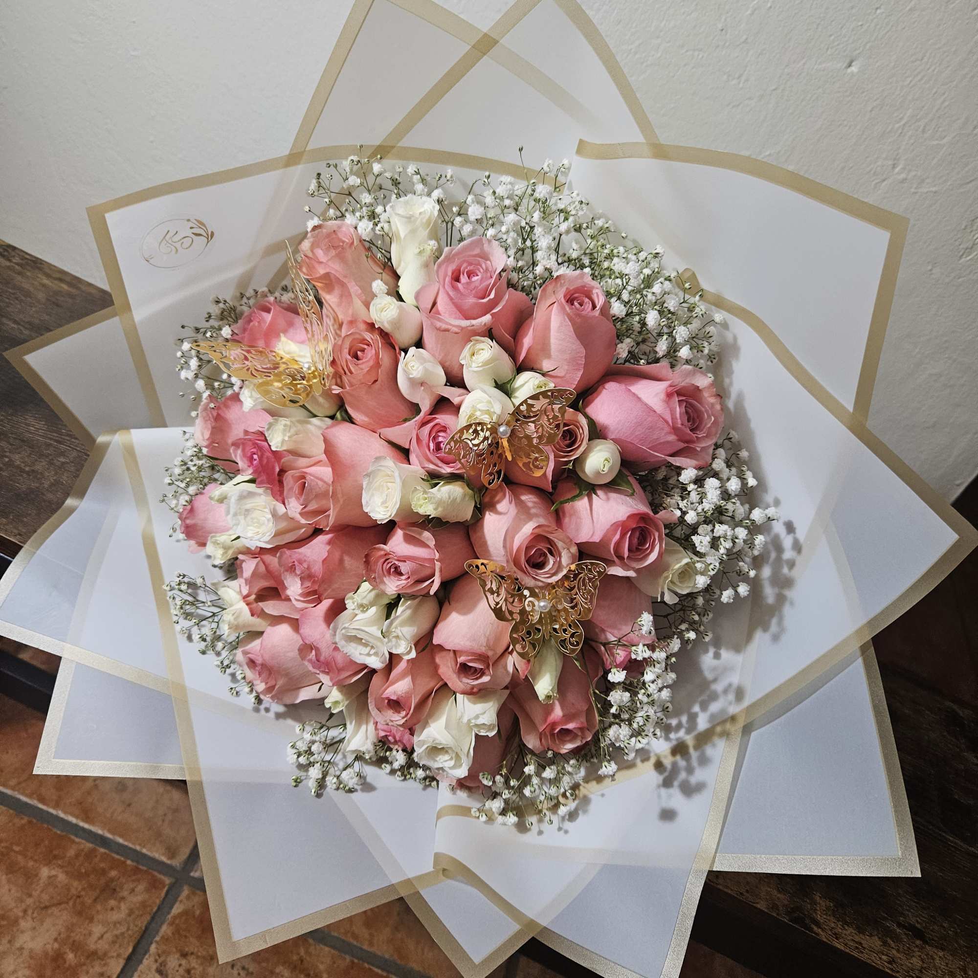 Ramo de rosas rosadas y blancas, dise&ntilde;ado meticulosamente para capturar la esencia