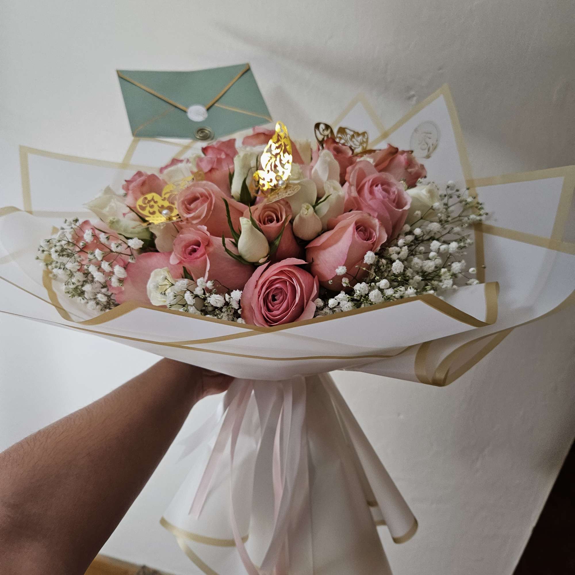 Ramo de rosas rosadas y blancas, dise&ntilde;ado meticulosamente para capturar la esencia