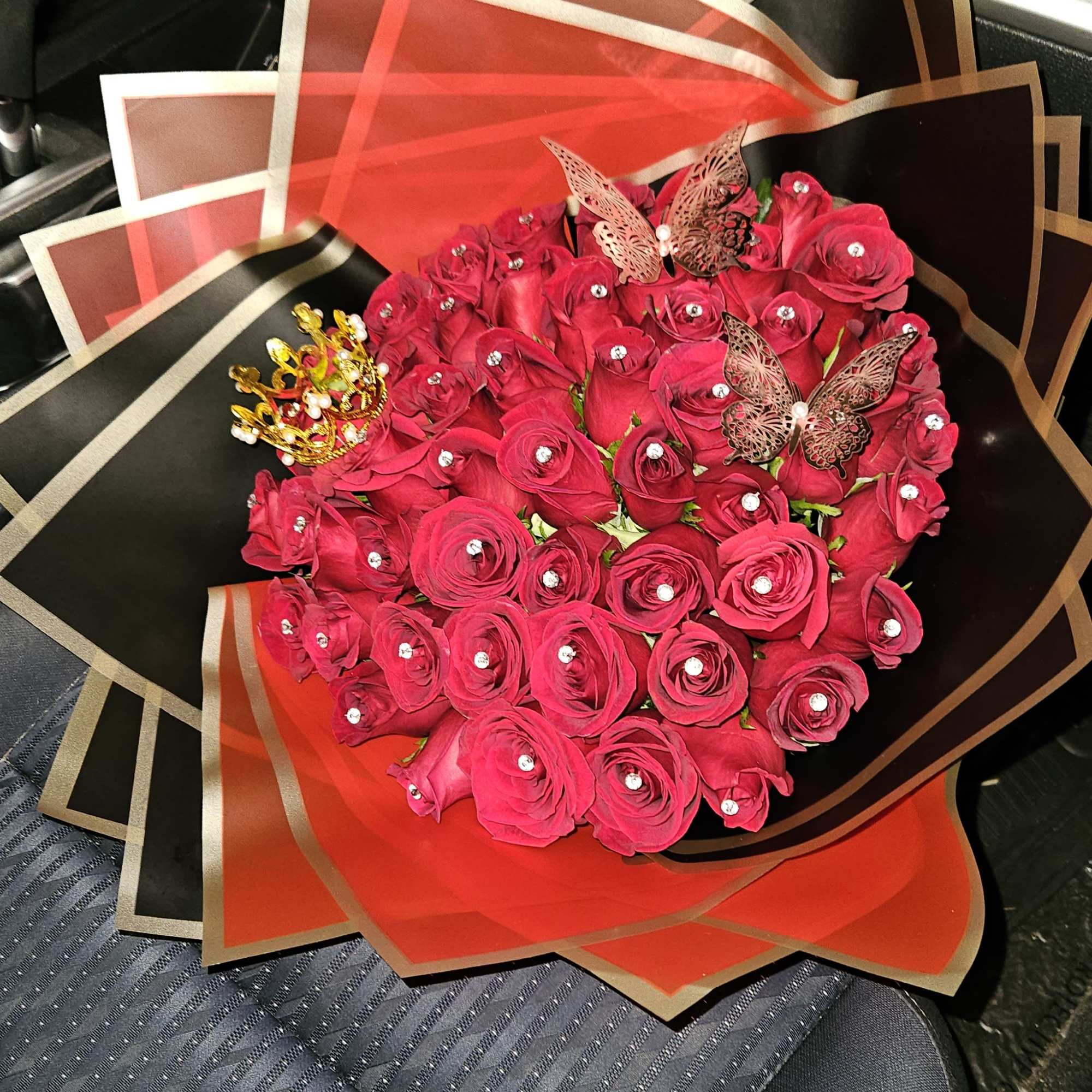 Un ramo que combina la naturaleza con la elegancia, creando un arreglo