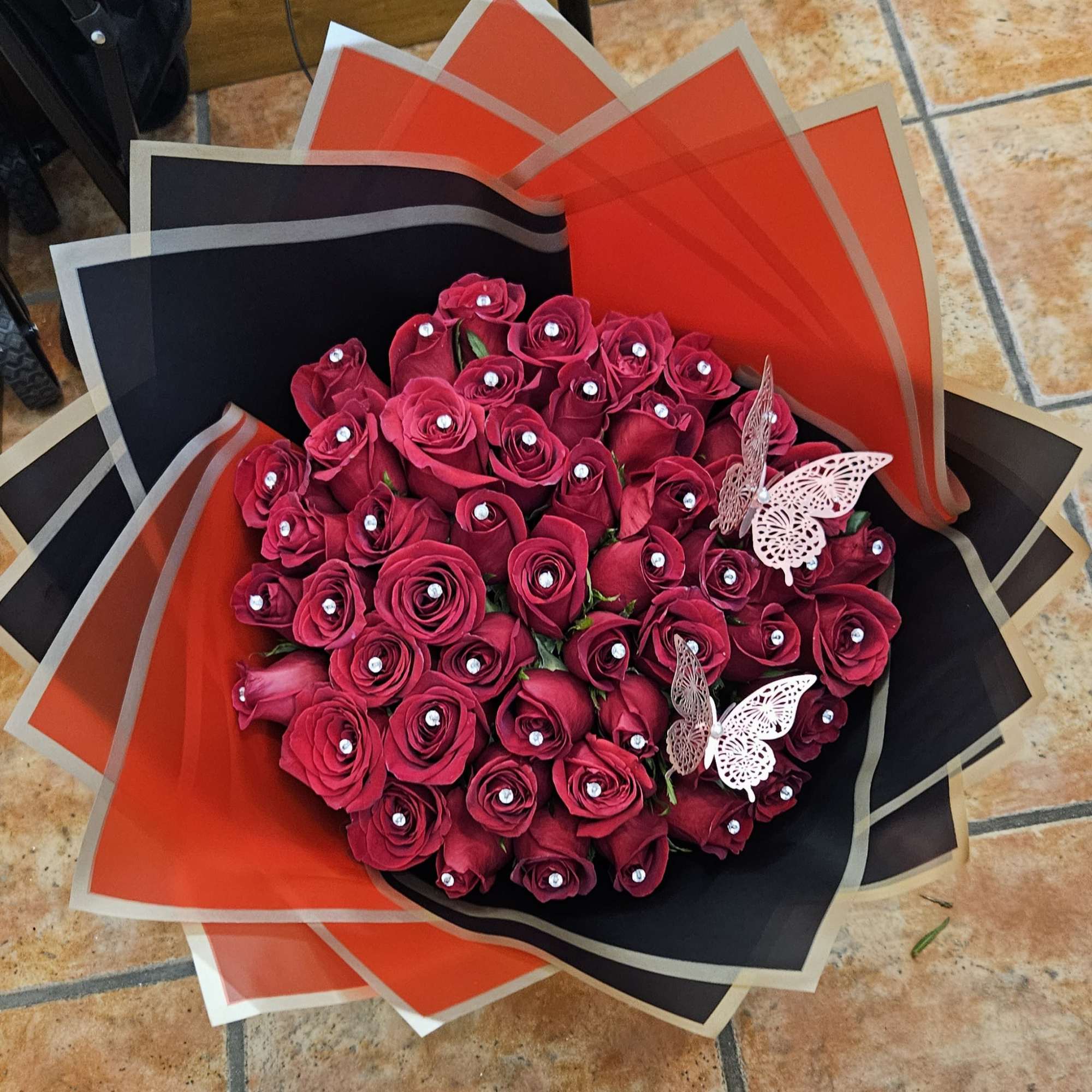 Un ramo que combina la naturaleza con la elegancia, creando un arreglo