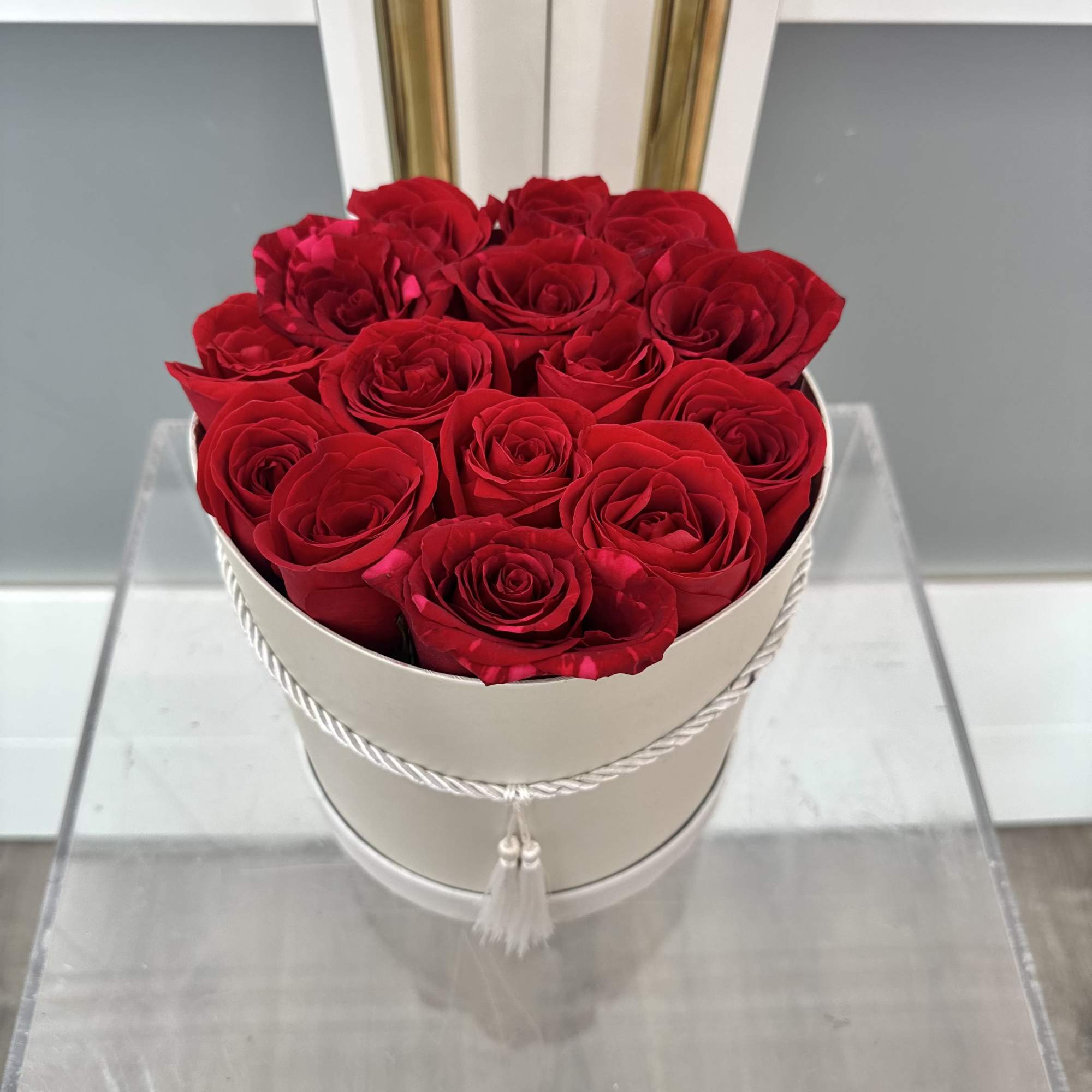 Standard - Small box with approximately 10 premium Ecuadorian roses
Deluxe- Medium box