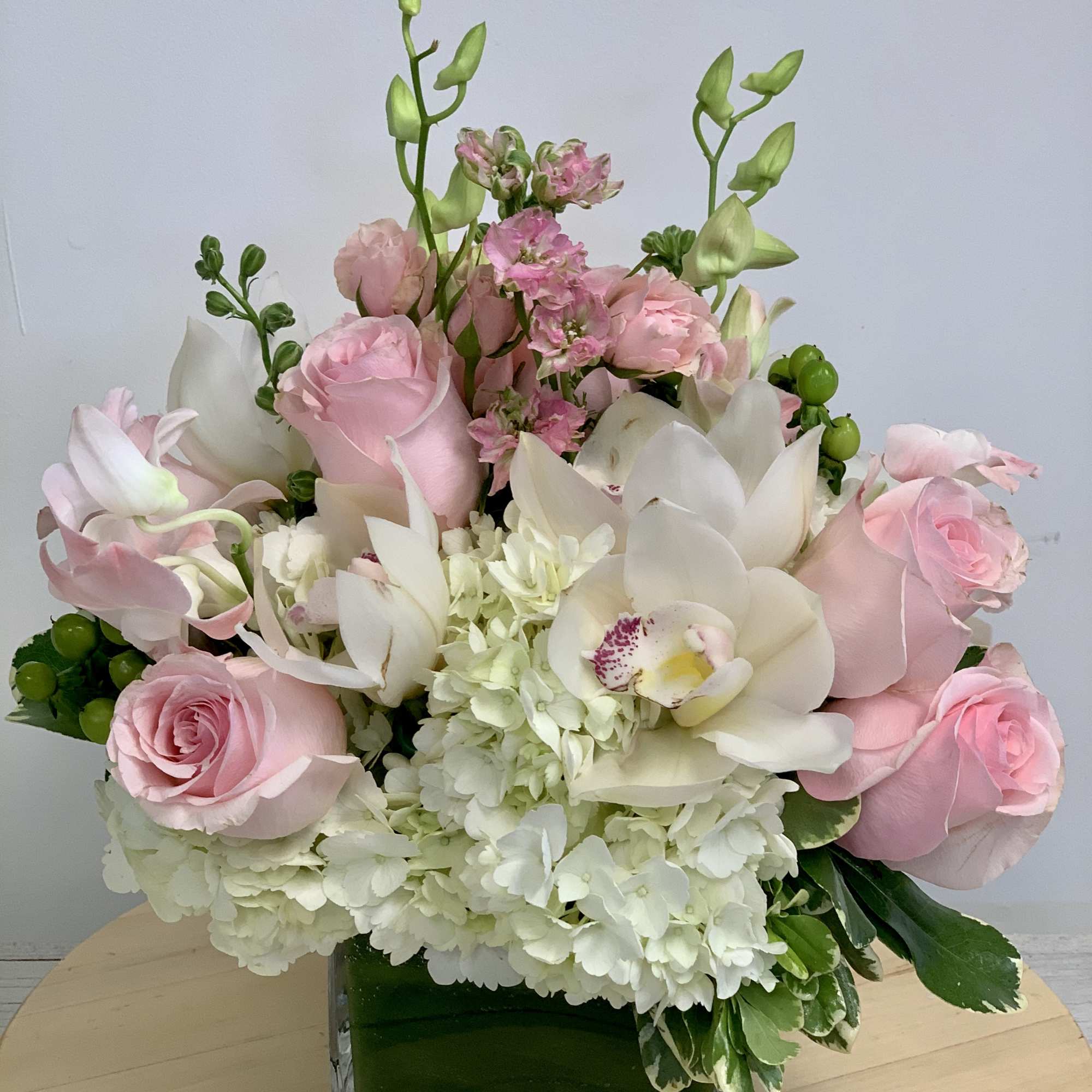 This bouquet shows that there is beauty in simplicity. Elegant by BloomNation™ This bouquet shows that there is beauty in simplicity. Elegant by BloomNation™