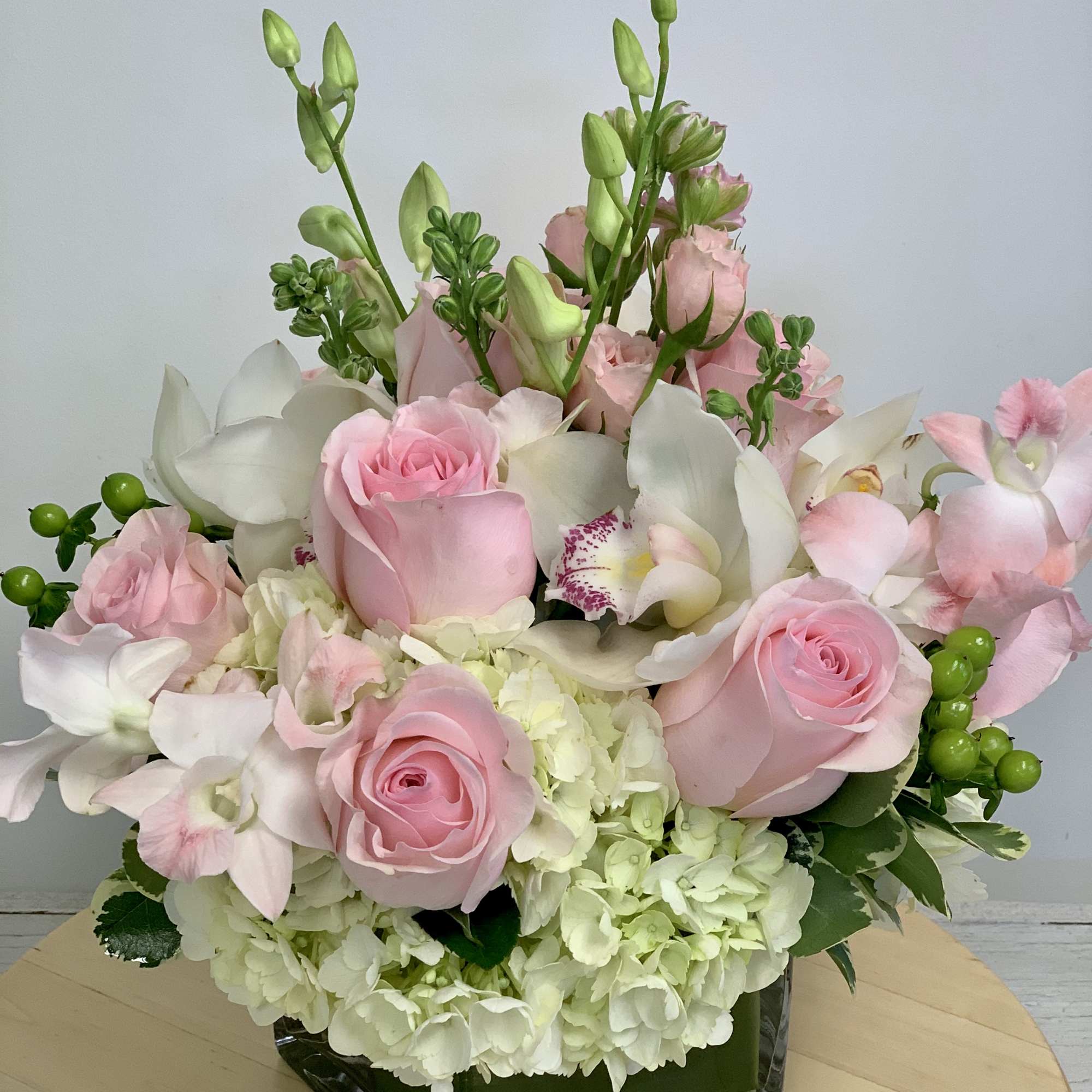 This bouquet shows that there is beauty in simplicity. Elegant by BloomNation™ This bouquet shows that there is beauty in simplicity. Elegant by BloomNation™