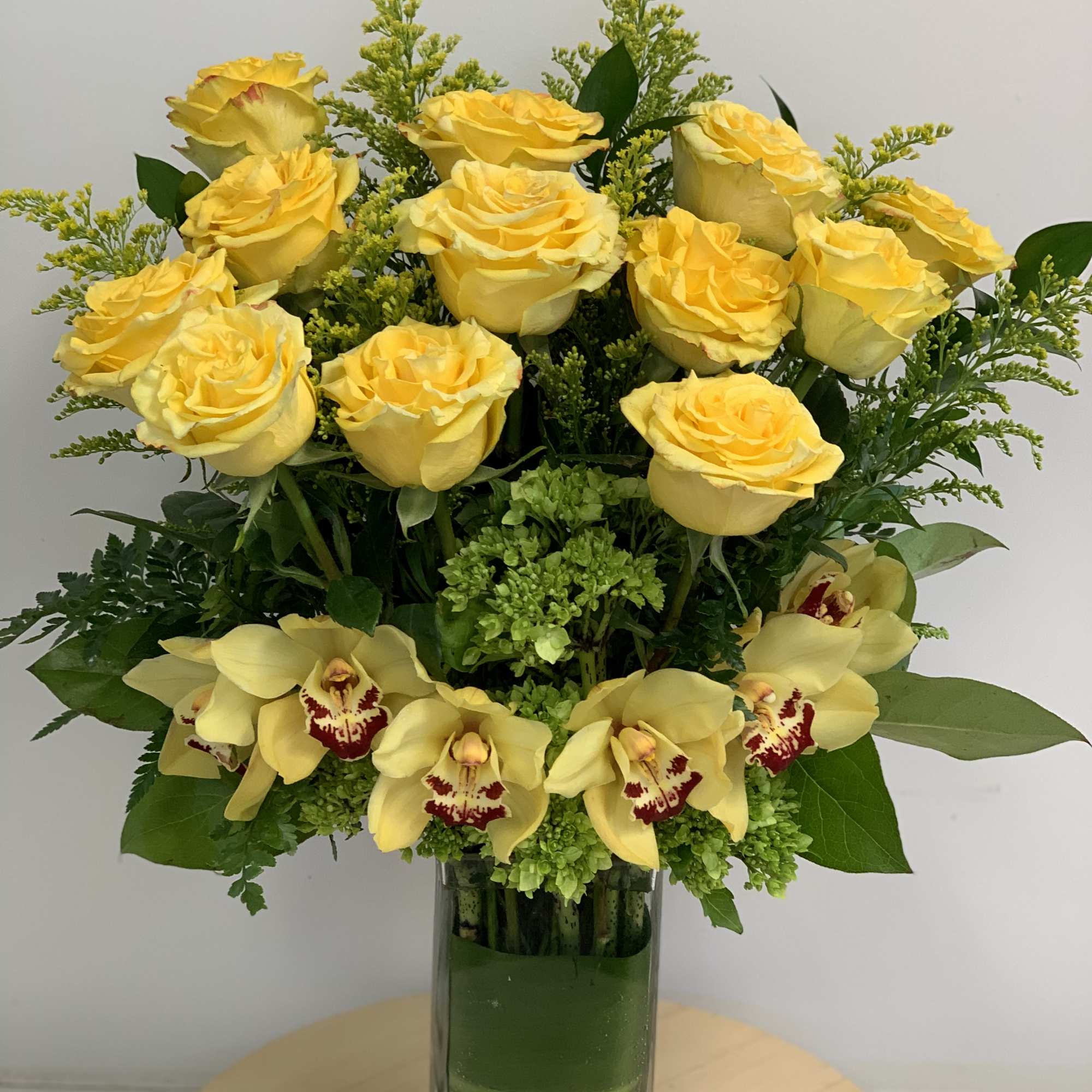 A spectacular arrangement of butter-yellow roses - rising up from a base A spectacular arrangement of butter-yellow roses - rising up from a base
