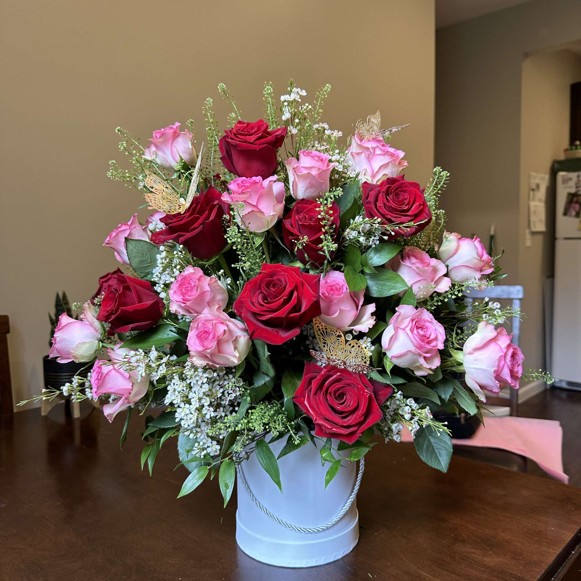 Esta hermosa caja de rosas es un detalle muy bonito para cualquier