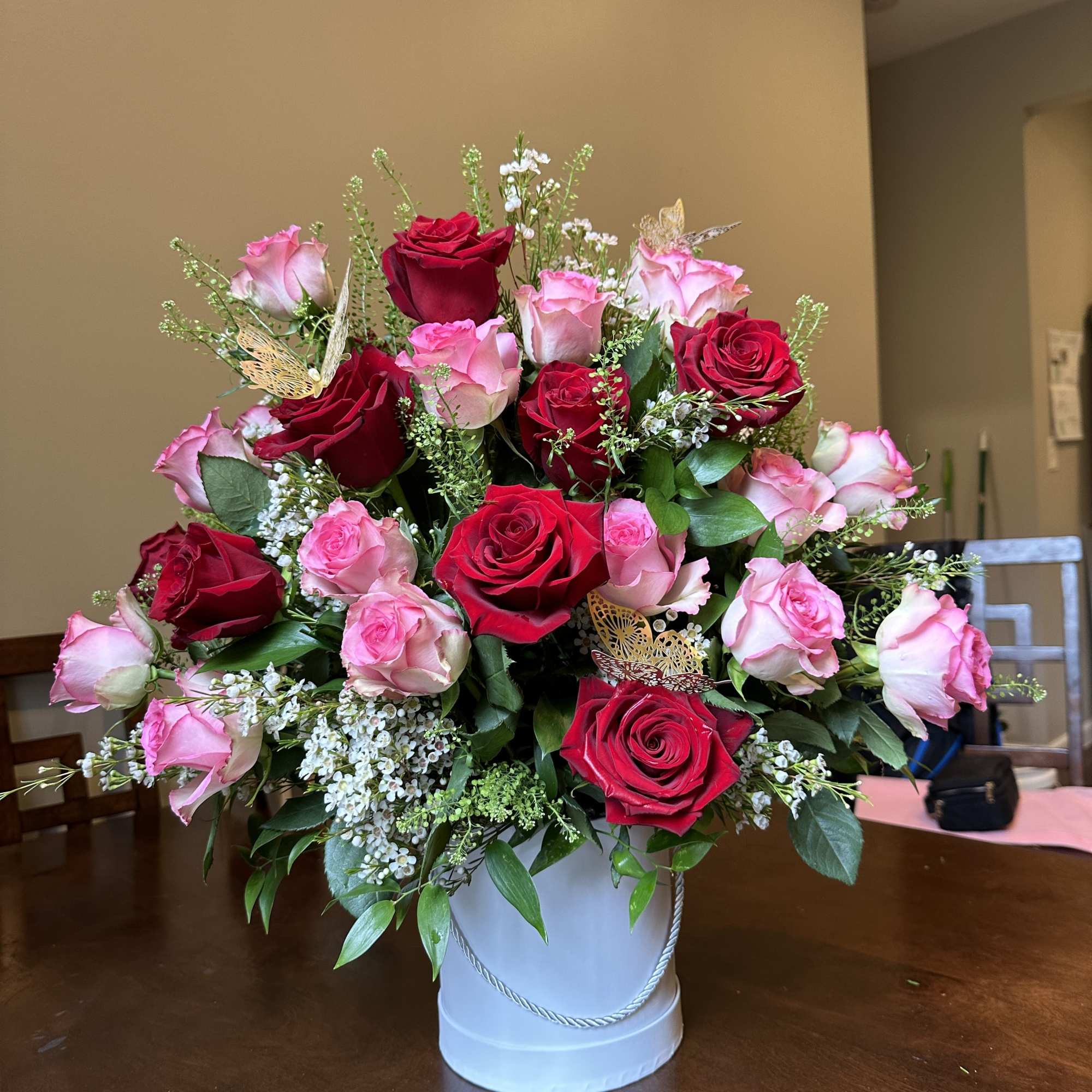 Esta hermosa caja de rosas es un detalle muy bonito para cualquier
