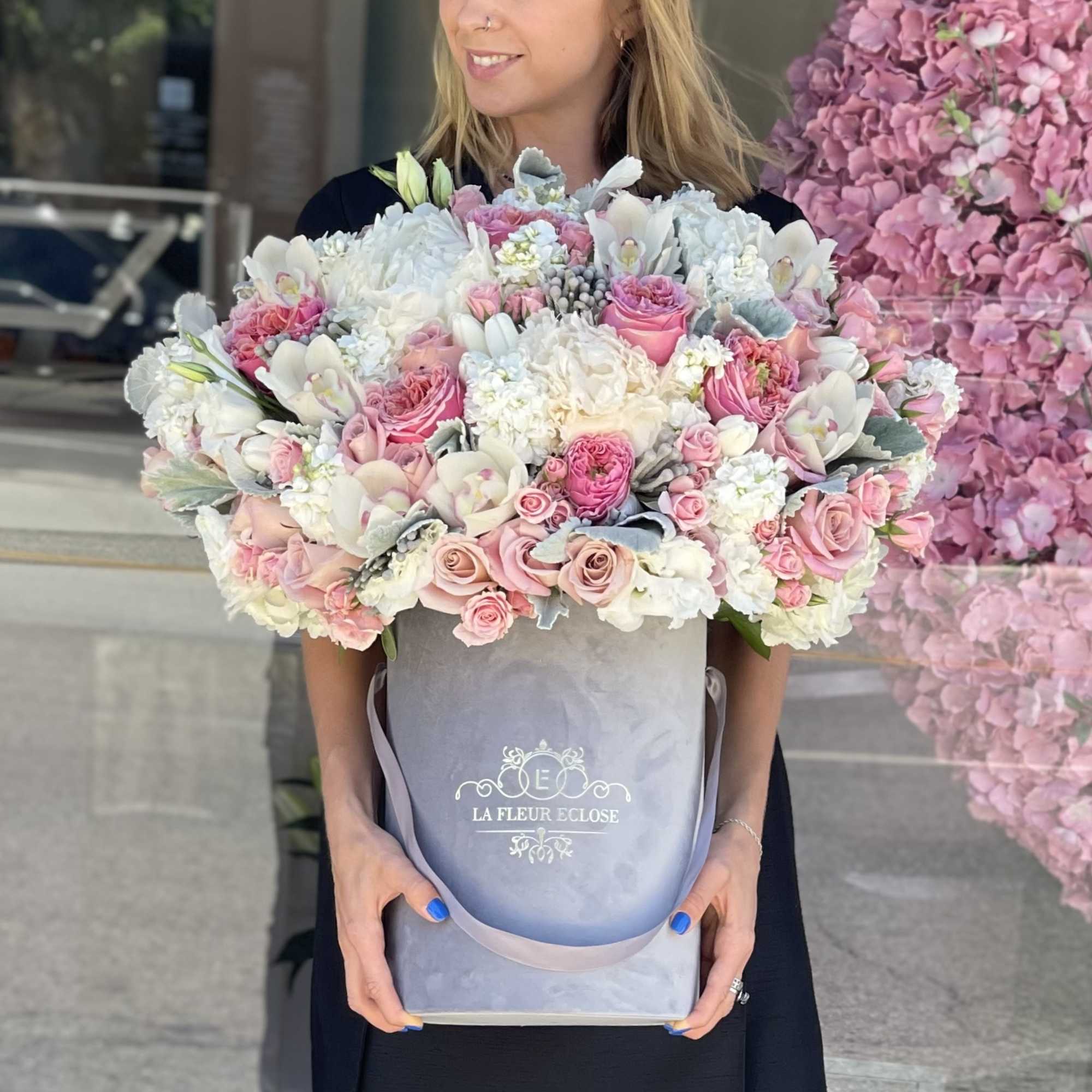 Beautiful arrangement with premium flowers in our signature velvet grey box Beautiful arrangement with premium flowers in our signature velvet grey box