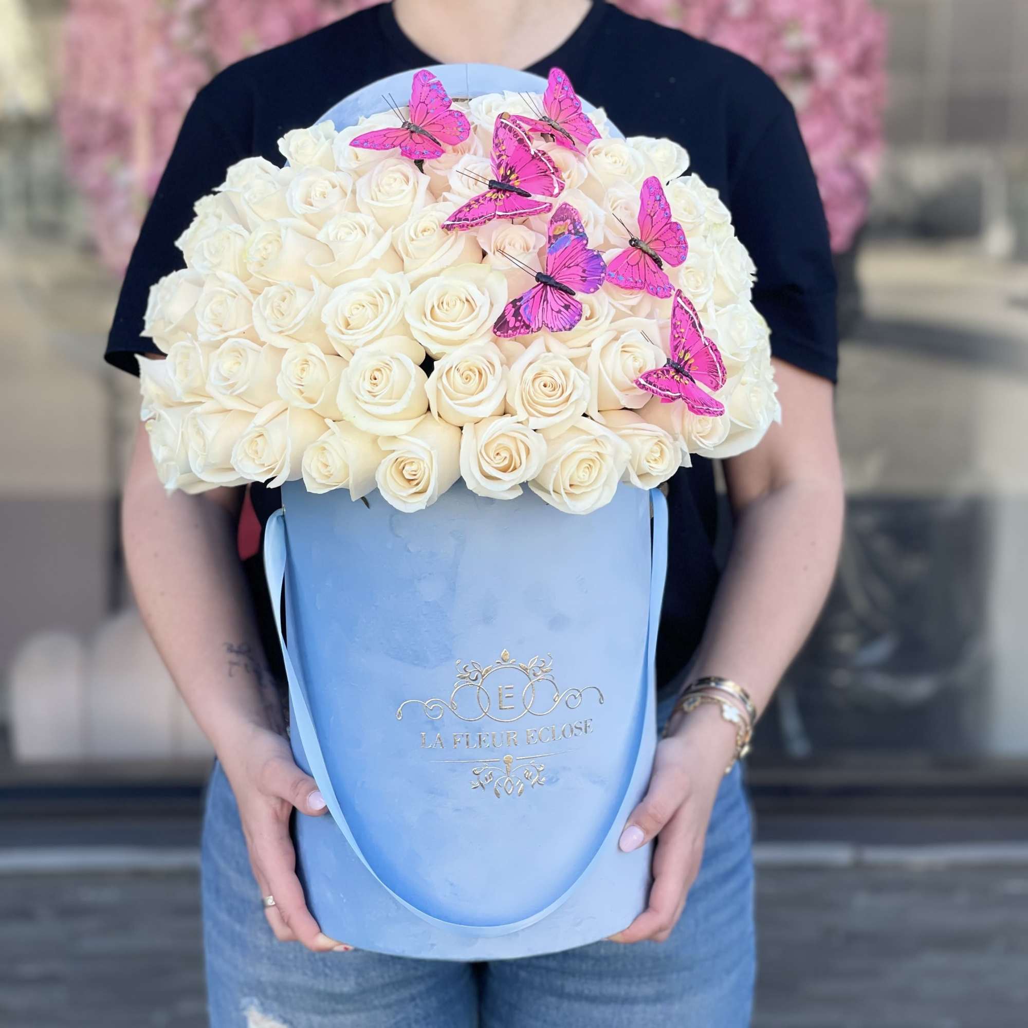 FRESH CUT ROSES
Standard 50 white roses with pink butterflies in our signature FRESH CUT ROSES
Standard 50 white roses with pink butterflies in our signature