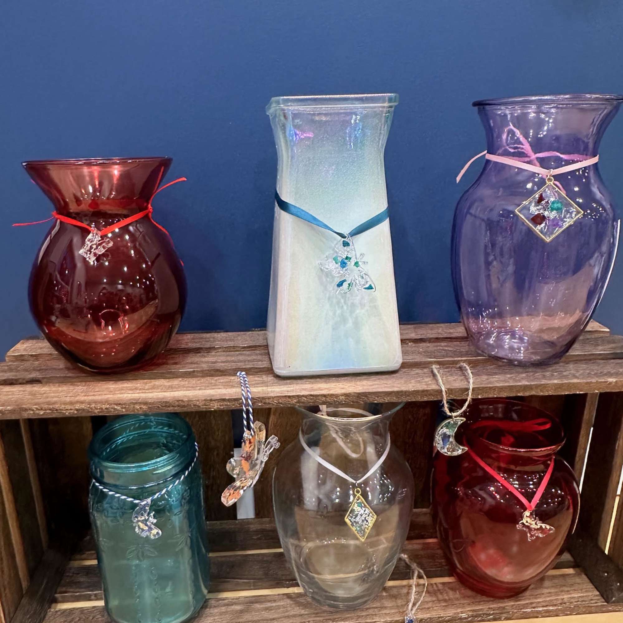 These custom-made bouquet charms are a perfect way to add a special