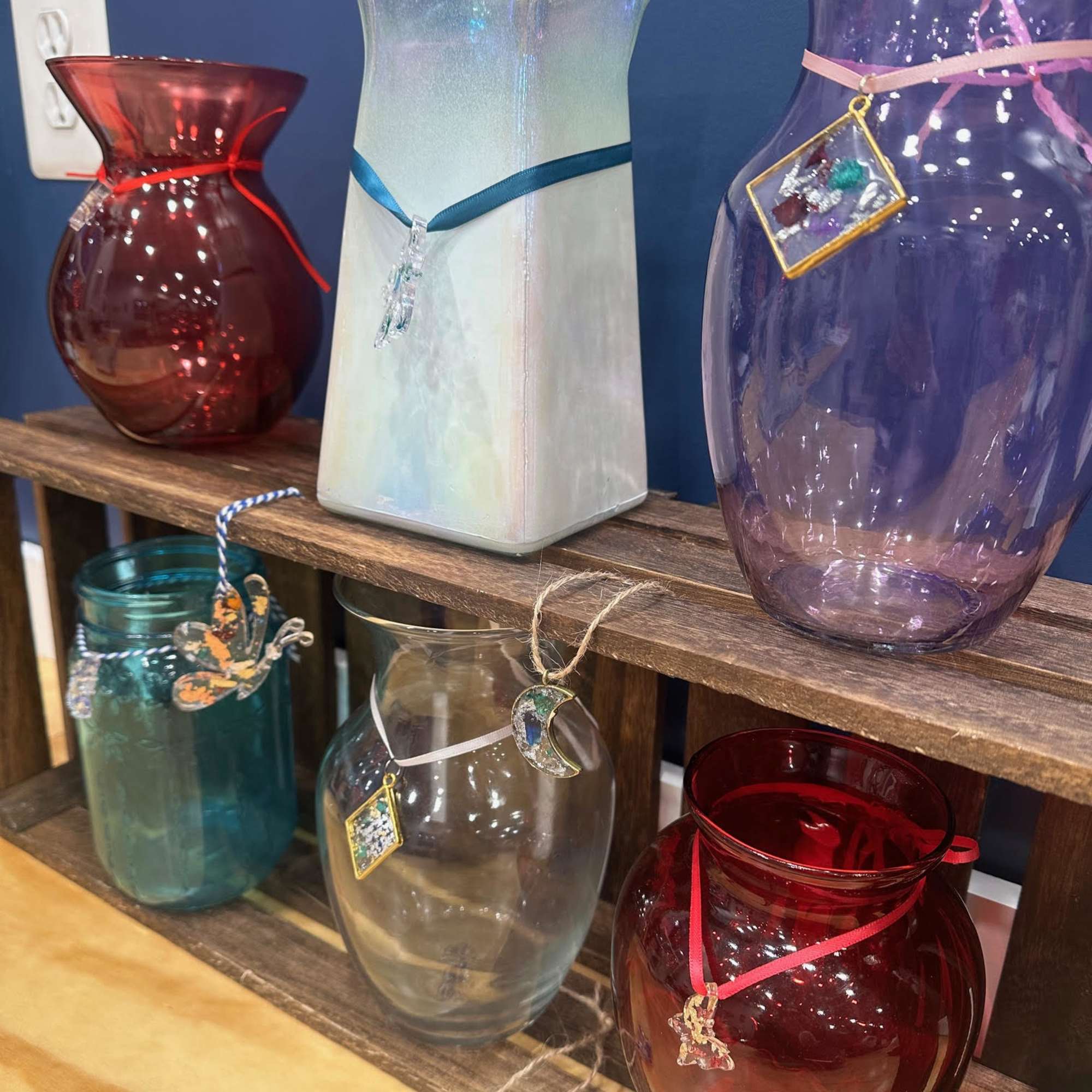 These custom-made bouquet charms are a perfect way to add a special