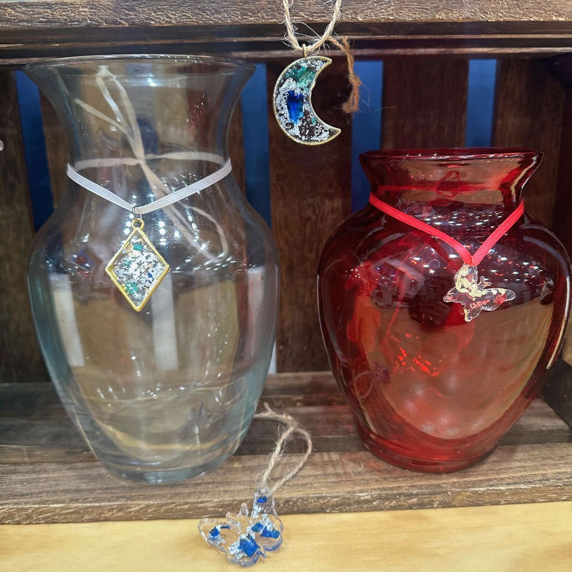 These custom-made bouquet charms are a perfect way to add a special