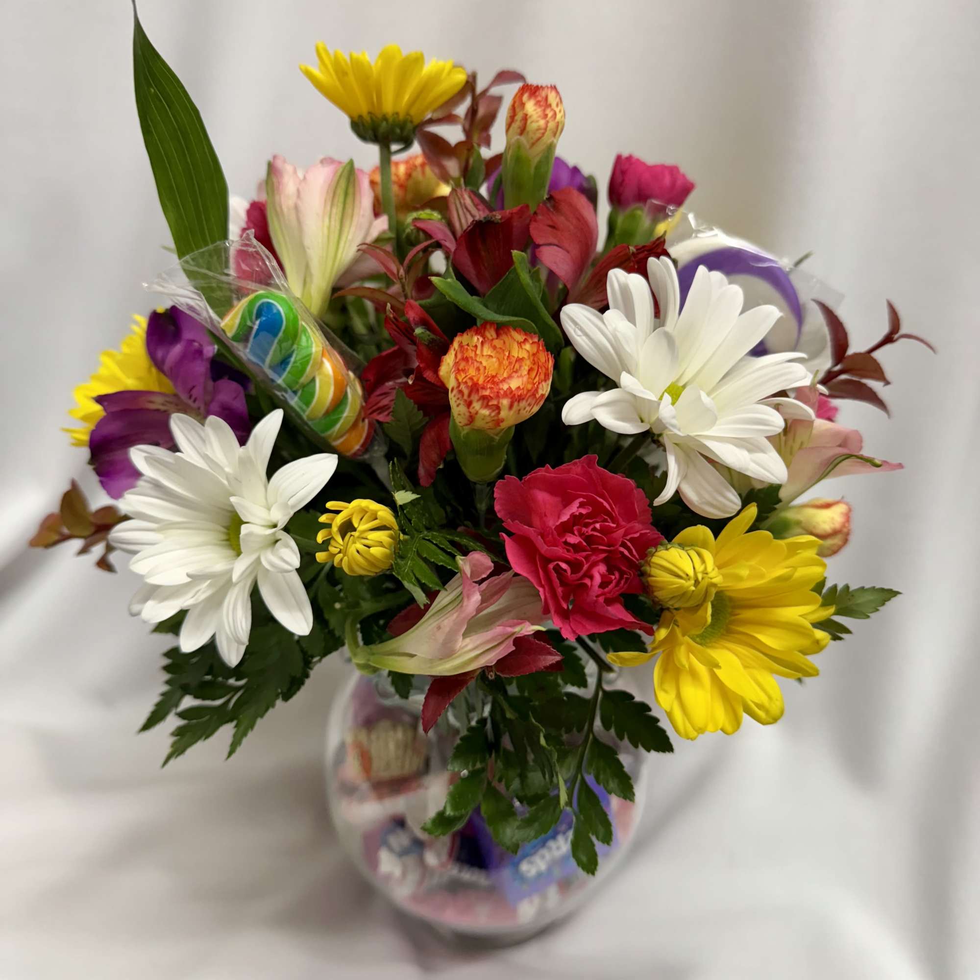What makes this bowl of Mixed seasonal flowers so sweet? Inside the