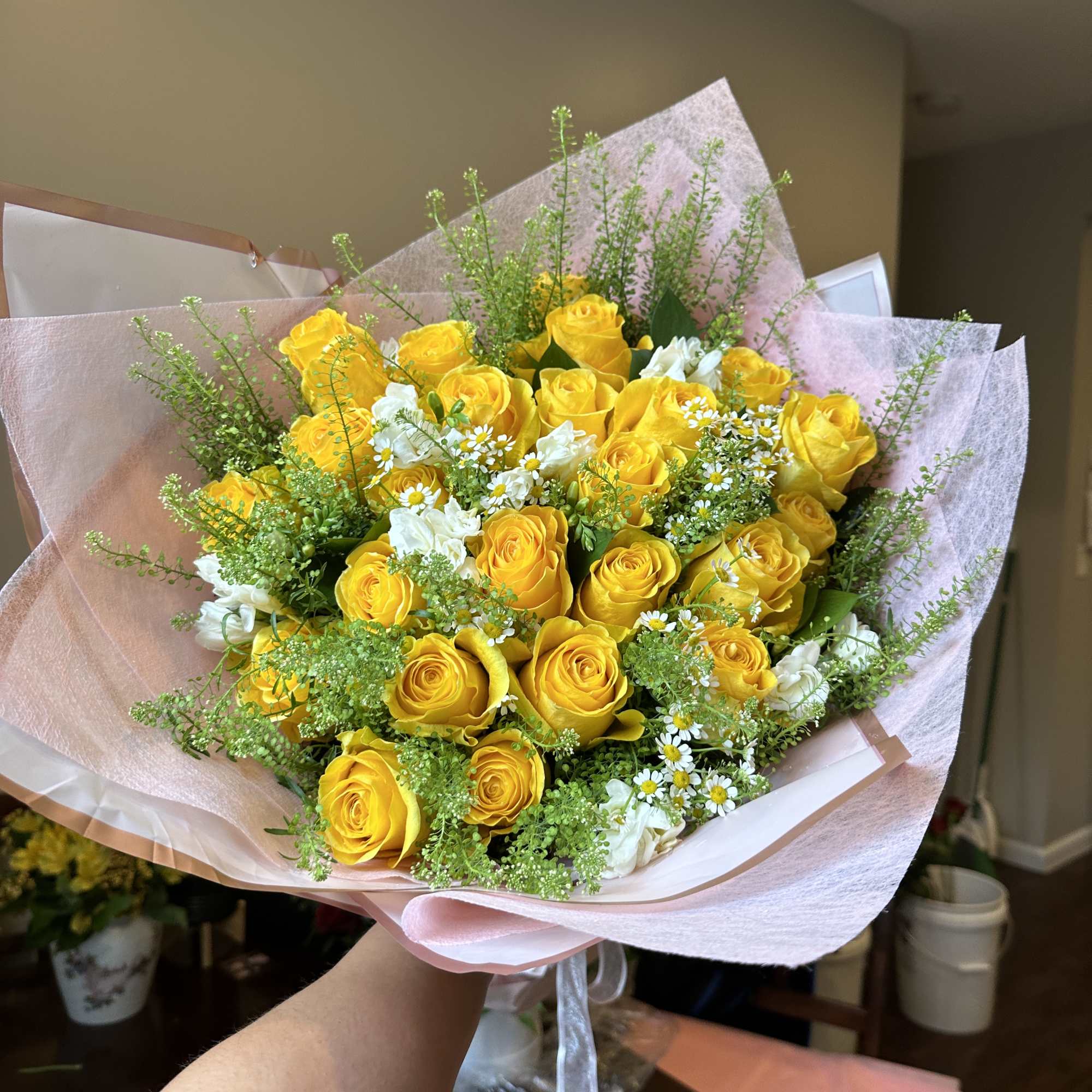 Es un hermoso ramo de flores amarillas con envio a domicilio para