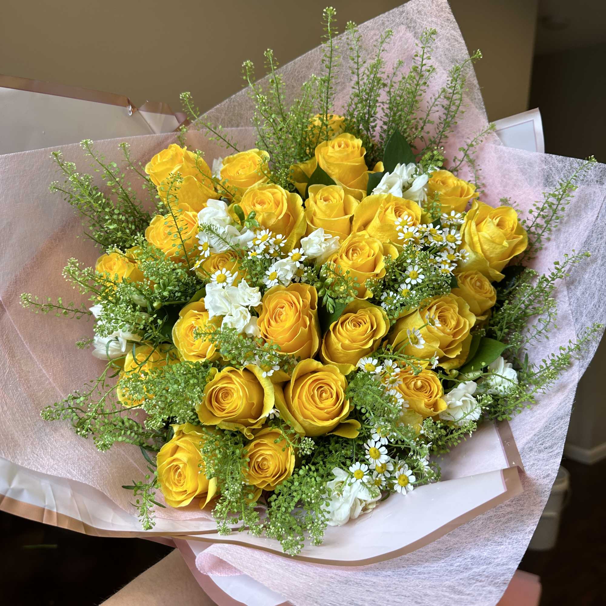 Es un hermoso ramo de flores amarillas con envio a domicilio para