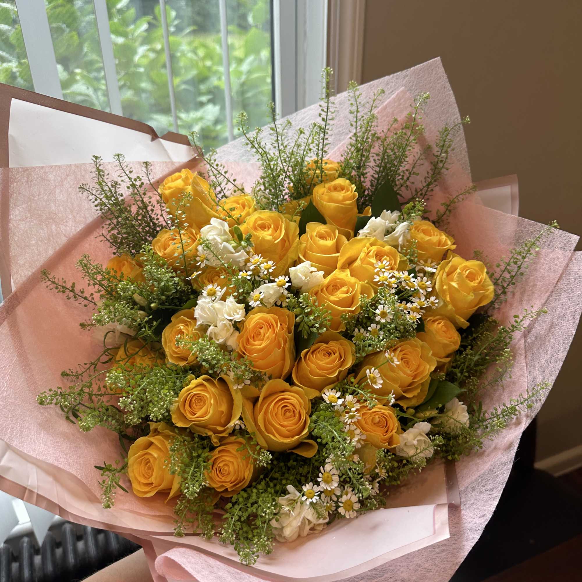 Es un hermoso ramo de flores amarillas con envio a domicilio para