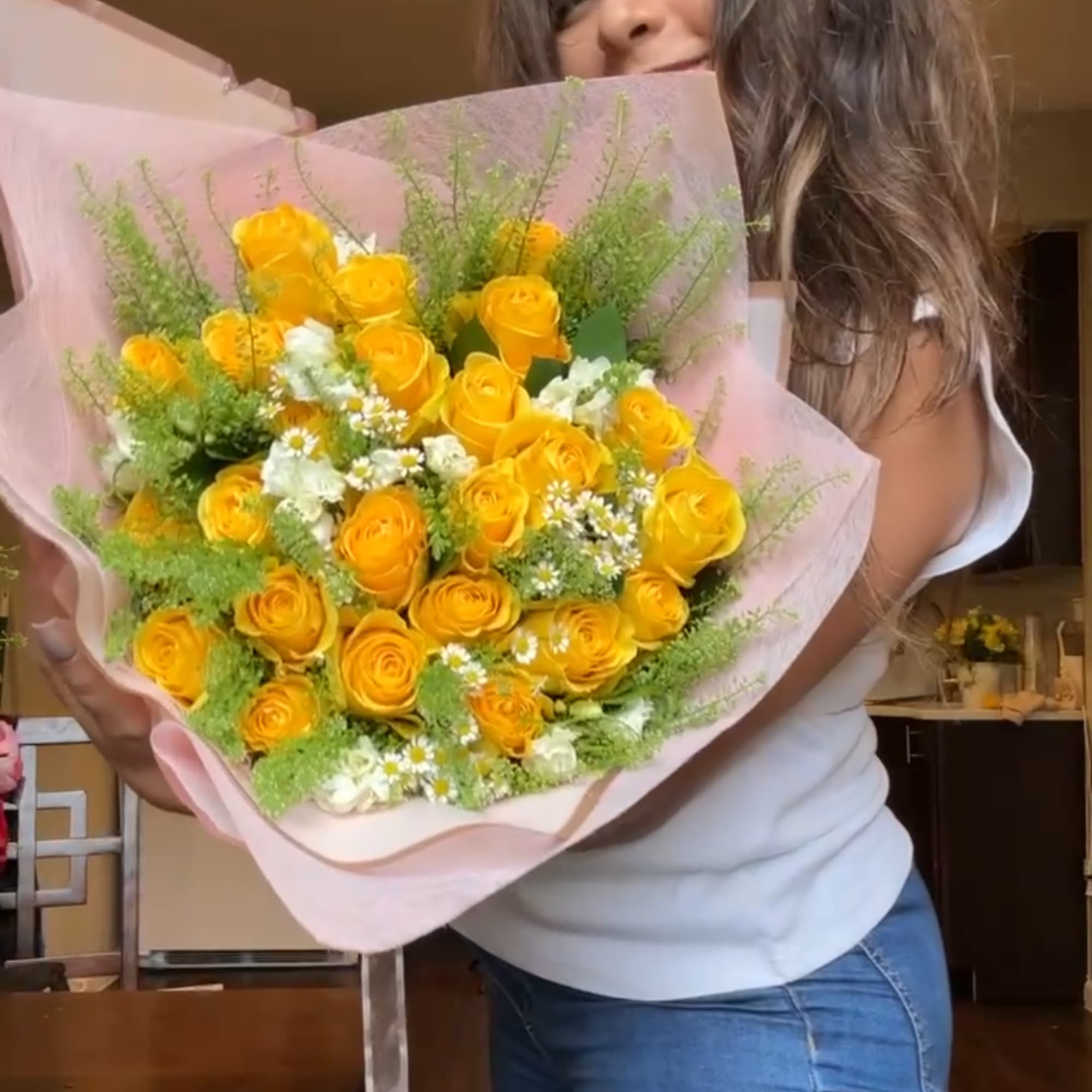 Es un hermoso ramo de flores amarillas con envio a domicilio para