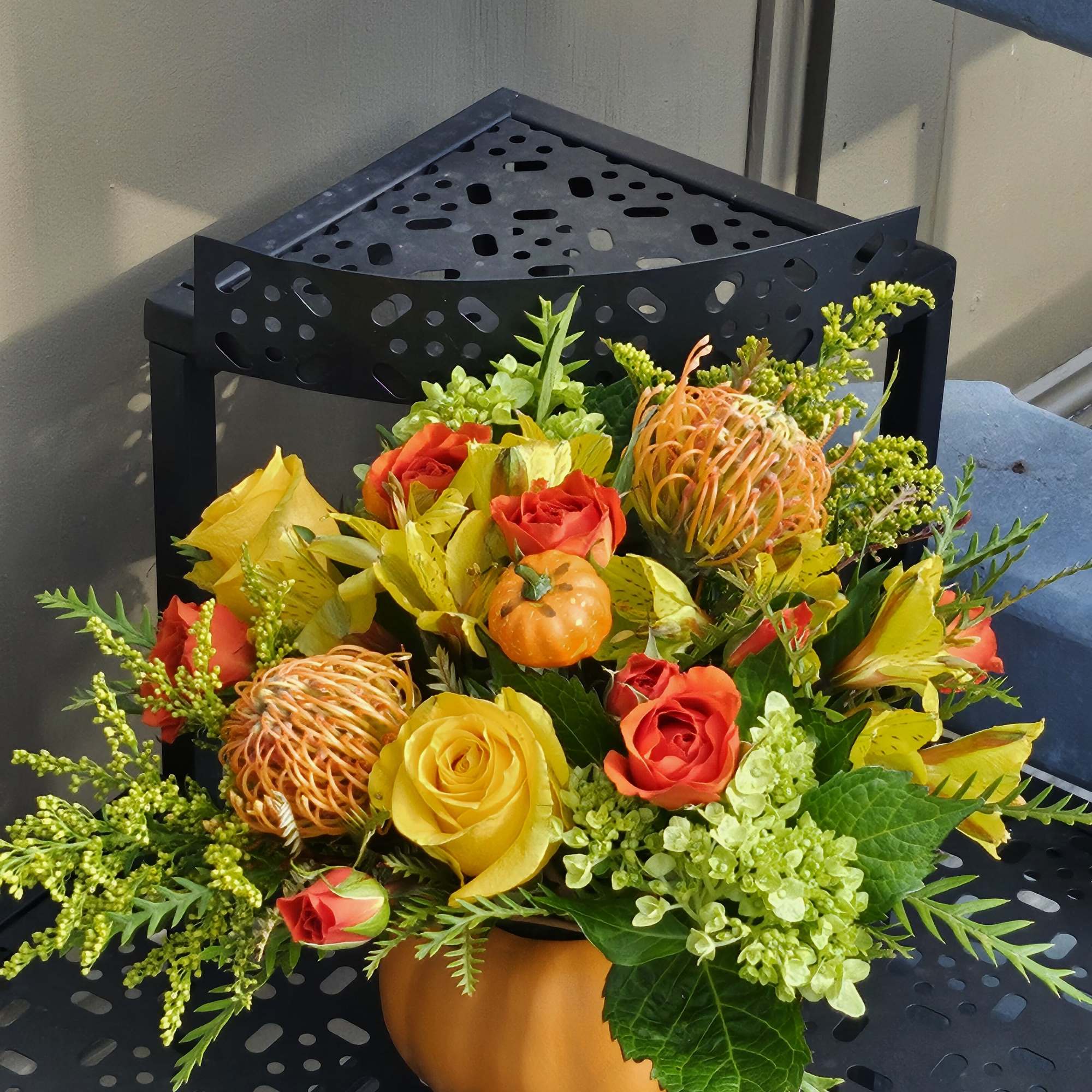 Gorgeous Autumn arrangement.
Perfect for any occasion. 
